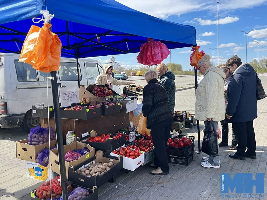 Корзина выходного дня что покупают минчане на ярмарке у Чижовка Арены  Картофель и капуста стоят 1 рубль морковь 1 рубль свекла от 1 до 3 рублей Свежий редис от 3 50 рубля за пучок зеленый лук и салат от 2 рублей за 100 г шпинат и рукола от 5 рублей  Томаты стоят от 8 до 13 50 рубля за килограмм огурцы от 8 рублей перец от 6 рублей Фрукты яблоки от 3 90 рубля груши до 8 50 рубля за кило  Декоративные растения также популярны особенно плетистая роза Саженцы сортов Пенни Лэйн и Розариум Ютерсен стоят по 15 рублей Подробнее здесь   Читайте Минск Новости в MAX