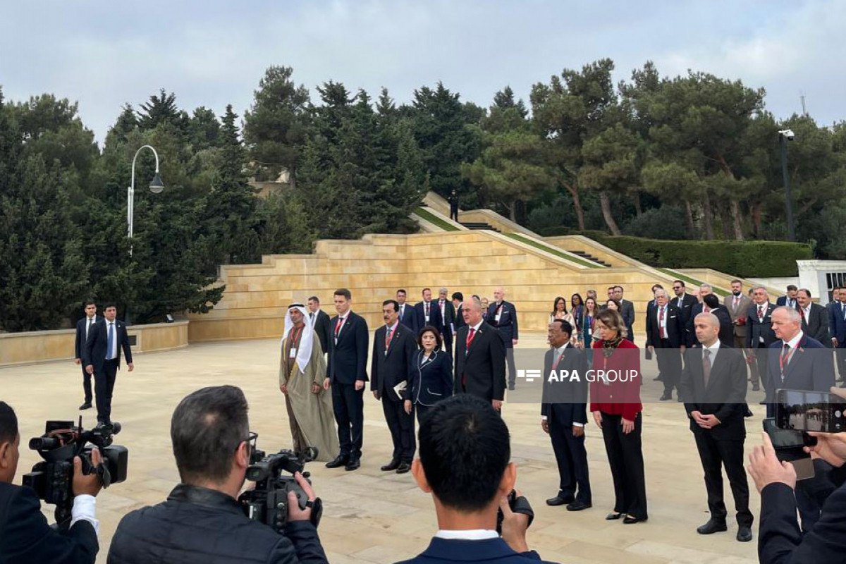 Председатель Милли Меджлиса Сахиба Гафарова и участники международной парламентской конференции посетили Аллею почётного захоронения и Аллею шехидов Среди посетителей были председатель Сената Пакистана Саид Юсуф Реза Гилани заместитель председателя Совета Республики Национального Собрания Беларуси Владислав Татаринович председатель Палаты представителей парламента Таджикистана Файзали Идизода председатель Сената парламента Румынии Мирча Абрудян заместитель председателя парламента Камбоджи Сот Вонг а также другие участники международной парламентской конференции vesti az