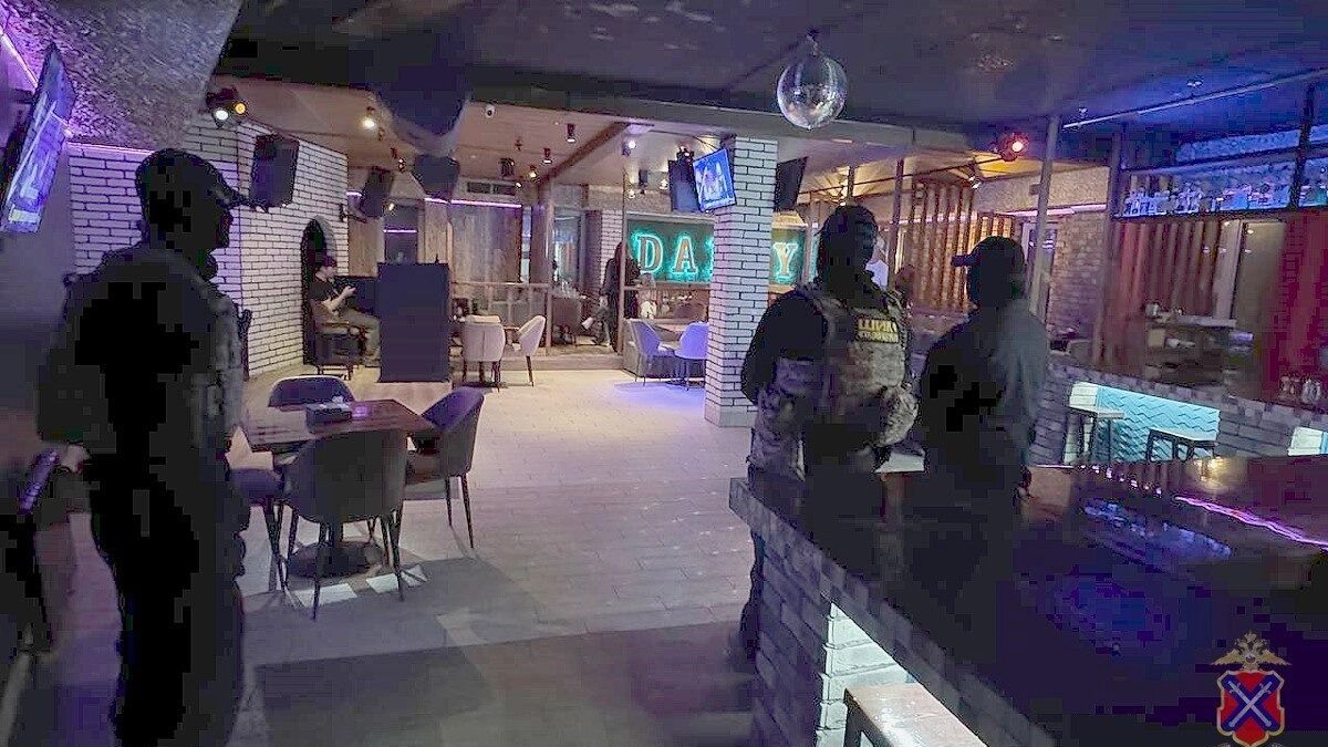 Полиция проверила на наркотики ночной клуб Gatsby Волгоградские полицейские напомнили любителя ночной жизни о дисциплине и правопорядке — в клубе Gatsby Центрального района устроили рейд с проверками и мобильной лабораторией областного наркодиспансера. Полицейские при поддержке бойцов Росгвардии искали не только веселье, но и тех, кто забыл, что закон один для всех. Рейд получился профилактическим, о задержанных не сообщается, но атмосфера в заведении явно изменилась. Но, как напомнили в полиции, подобные мероприятия — не прихоть, а необходимость. Веселиться можно. Но закон и его соблюдение всегда на первом месте. Подписаться