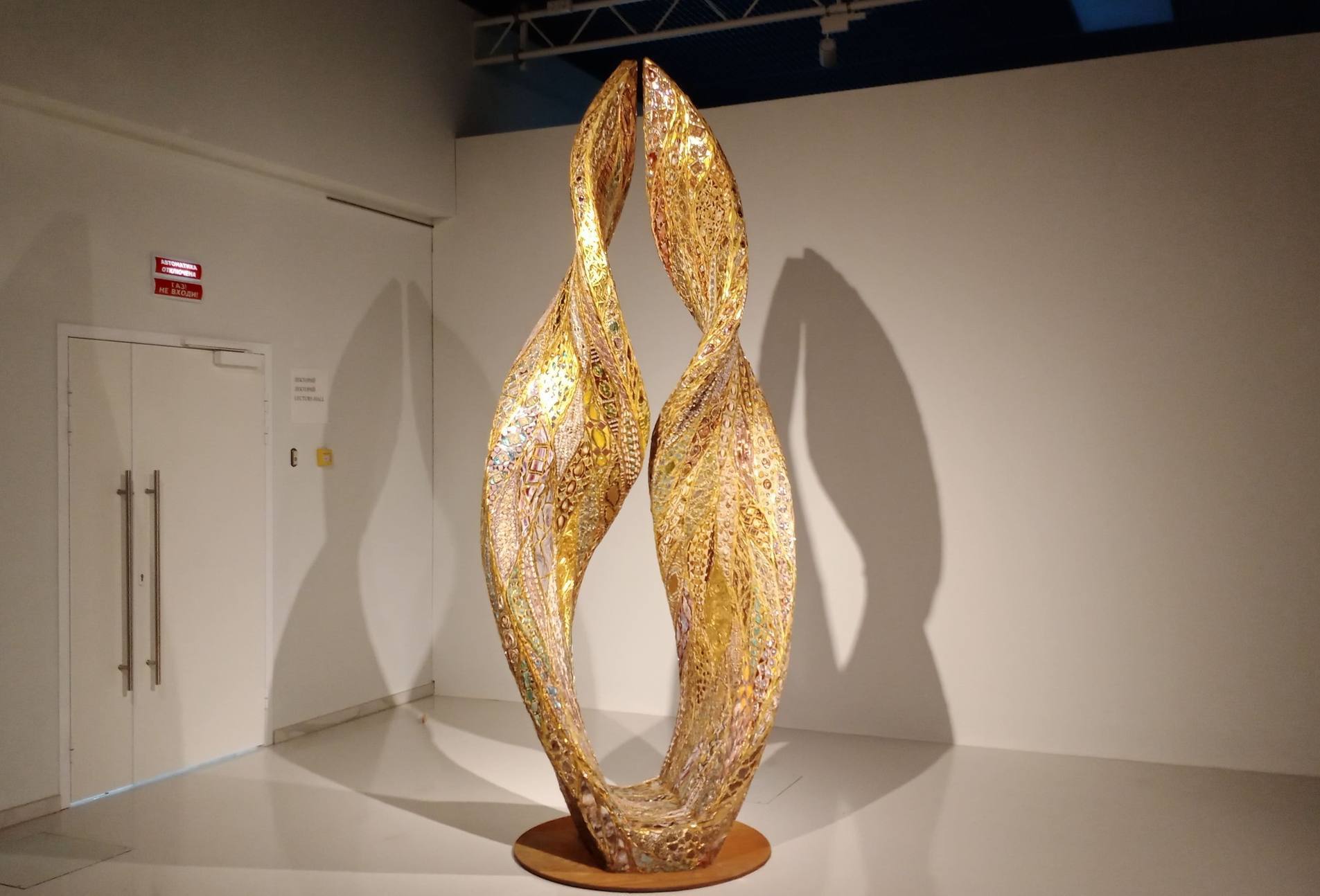 В новом здании театра Камала установят скульптуру птицы Самрух это символ возрождения татарского народа Многочисленные шедевры автора Марко Бравура украшают города Италии и Ближнего Востока залы музеев фасады и интерьеры крупных банков и частные коллекции Казань на Максималках