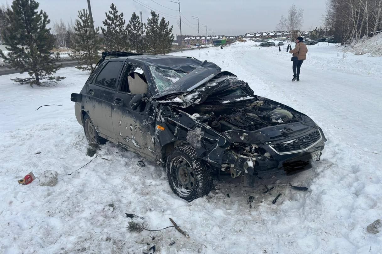 В «Вишневой горке» произошло пьяное ДТП с переворотом. Мужчина на «Ладе Приоре» ехал в состоянии опьянения, не справился с управлением и вылетел в правый кювет, наехал на елку и опрокинулся.  Машина получила серьезные повреждения, водитель же в ДТП не пострадал. Освидетельствование подтвердило то, что он сел за руль пьяным. На мужчину составили административный протокол и отстранили его от управления транспортным средством. Искореженную машину передали другому, записанному в ПТС водителю.