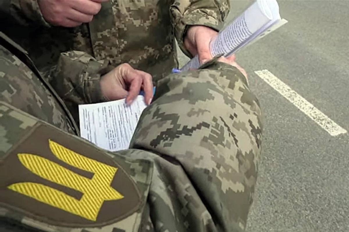 Сотрудник ТЦК вымогал 35 тыс. грн у футбольной команды, грозя мобилизацией  Сначала обвиняемый запугал возможностью мобилизации тренера любительской футбольной команды и предложил ему «помочь» избежать отправки в войска за 2 тыс. гривен. При этом сотрудник ТЦК рассказал о якобы имеющихся у него чистых бланках повесток, позволяющих избежать задержания на блокпостах с целью мобилизации, сообщает украинское Госбюро расследований.  Впоследствии обвиняемый навязал аналогичную «помощь» всей команде, потребовав за оказание этой услуги 35 тыс. гривен. Сообщается, что при получении денег сотрудник ТЦК был задержан.  Фото: кадр из соцсетей