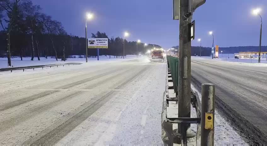 Снегопад в Минске: Ремавтодор активно очищает дороги