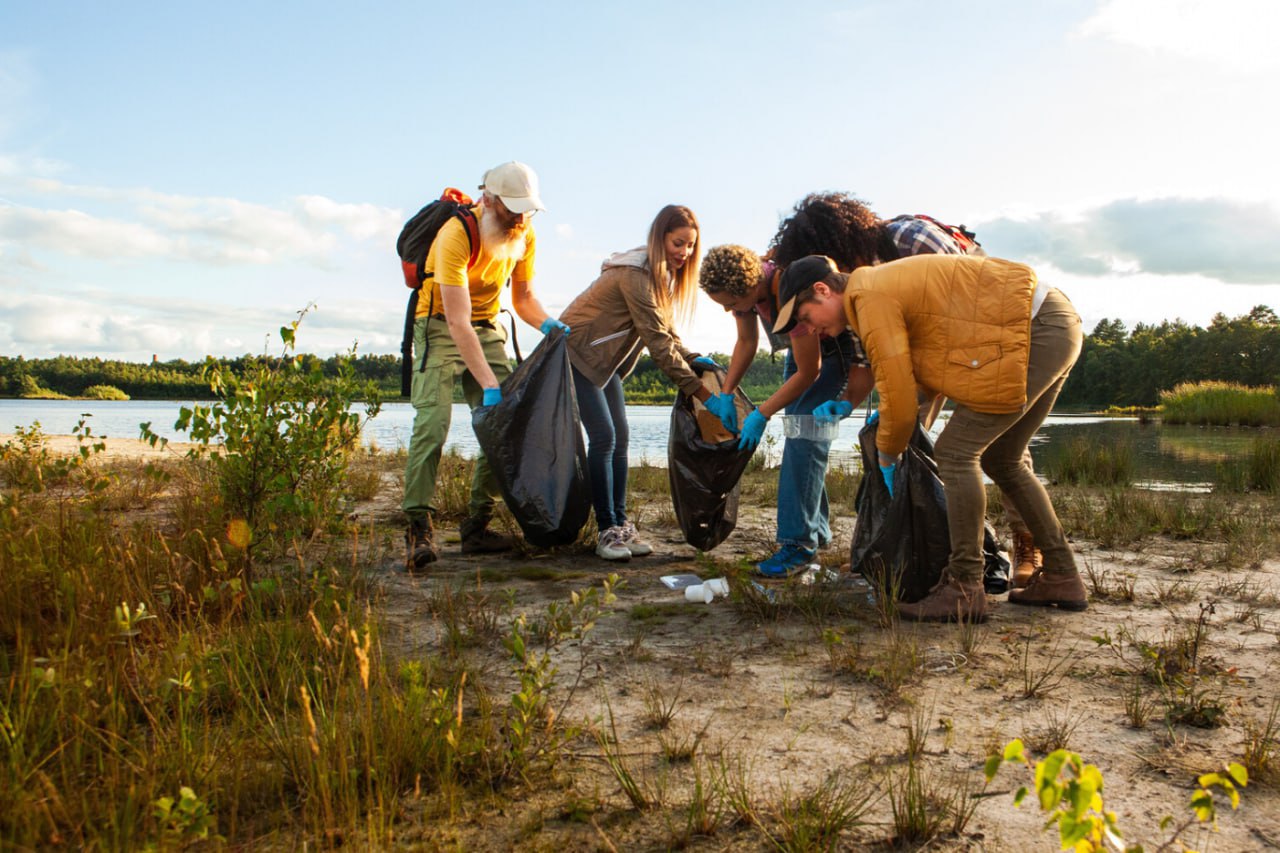 Нейросети помогли волонтёрам очистить более 50 км труднодоступных территорий России В рамках проекта Чистый берег волонтёры при поддержке нейросети Яндекса научились в несколько раз быстрее планировать экспедиции куда идти что убирать сколько техники заказывать За два года это позволило очистить свыше 50 км труднодоступных побережий на Камчатке в Приморье и Ленобласти В 2026 году проект расширяется К регулярной уборке и мониторингу подключатся десять заповедных территорий включая Арктику Среди них Куршская коса Земля леопарда Командорские острова и Дагестанский заповедник Помимо этого на основе собранных данных ученые могут понимать как мигрирует мусор Это особенно важно для Арктики куда мусор попадает через Атлантические течения и нужно точно понимать где он будет скапливаться При грамотном подходе технологии действительно упрощают жизнь и людям и природе Экология без фанатизма про понятные шаги которые действительно имеют смысл в масштабе здоровья нашей планеты