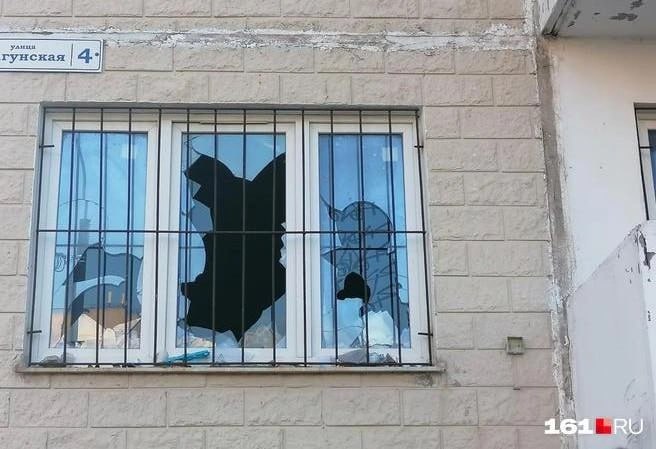 В Суоврсоком больше десяти лет ждет ремонта 16-этажная высотка. Там уже начали разбирать окна, двери и срезать батареи, а само здание на Драгунской, 4 облюбовали бездомные. Местная жительница Виктория Морозова рассказала , что не раз писала властям и просила принять меры. Постоянно там детей с крыши снимают, пожарных вызывают, бомжей выгоняют. Ничего не меняется. А теперь и вовсе стали окна с решеток снимать и всё, что еще целое, а заброшенный дом стал приютом для всех желающих. При этом еще год назад прокуратура а обязала администрацию привести дом в «жилое состояние». Власти заверили Морозову, что дом законсервирован этого жители не заметили . Многоэтажку должны были оградить лентами, двери и окна как минимум заколотить и закрыть выход в квартиры и на крышу.