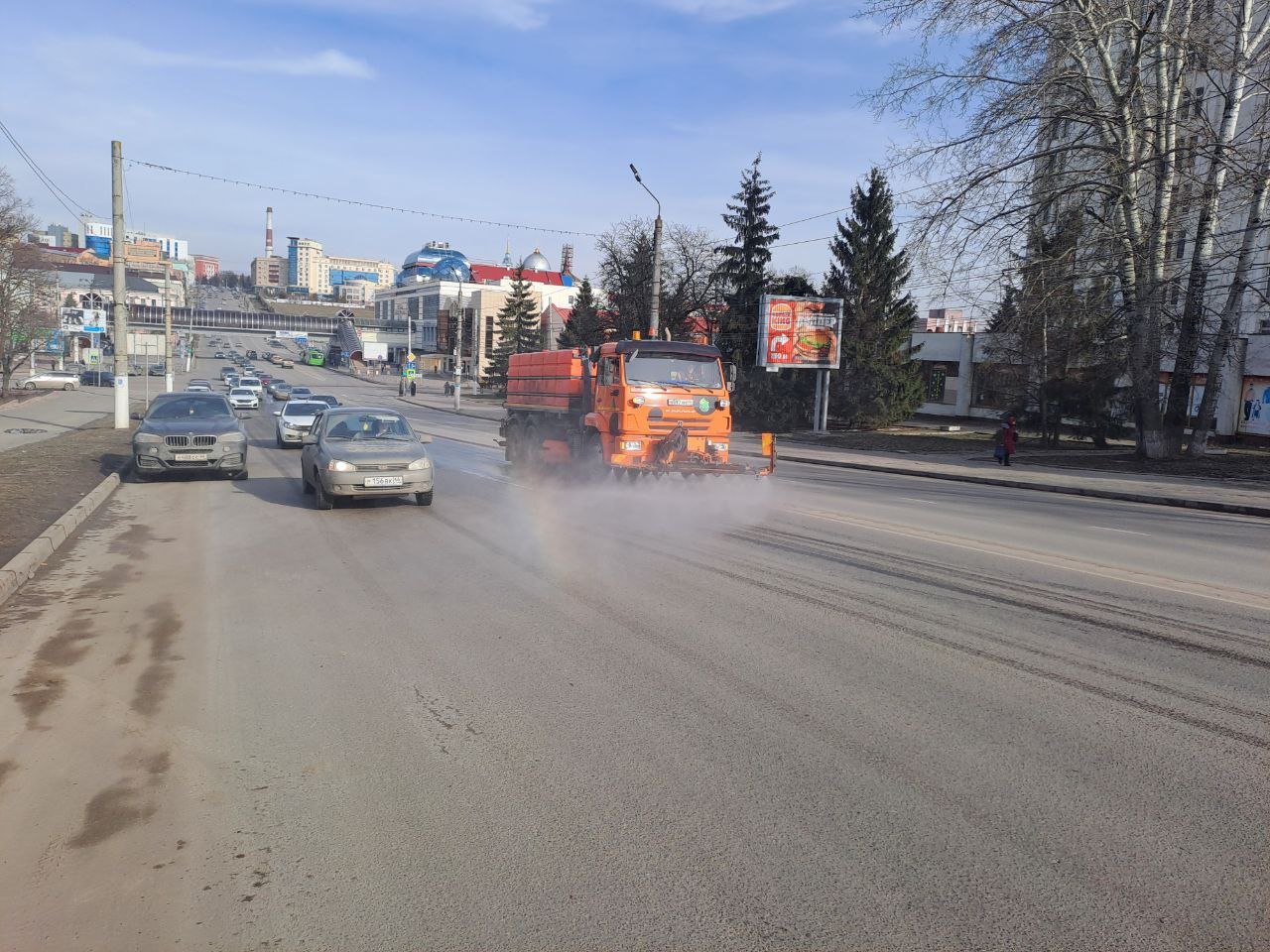 В Курске приступили к мойке дорог.  Дорожные службы постепенно приступают к влажной уборке улиц, очищая дороги от пыли и грязи для поддержки санитарного порядка.  Как сообщили в комитете ЖКХ, сегодня на улицах работает 15 комбинированных машин. Всего же задействовано 53 спецмашины для механизированной очистки и уборки дорожного полотна. Кроме того, вручную уборку ведет 61 специалист от подрядных организаций.