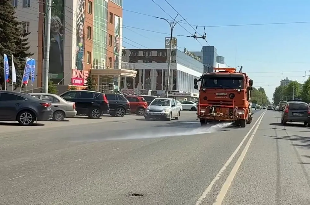Из за жары в Кирове начали охлаждать асфальт Самые загруженные дороги сегодня поливают водой чтобы асфальт не деформировался Об этом сообщили в Гордормостстрое Зависает Telegram Подписывайся на Источник в MАКС
