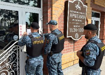 В Благовещенске судебные приставы опечатали ресторан и гостиницу Армения Суд приостановил деятельность заведений Как сообщает УФССП России по Амурской области индивидуальный предприниматель в нарушение законодательства при проведении расчетов не применял контрольно кассовую технику Суд рассмотрел административное дело и вынес решение о приостановлении деятельности ресторана и гостиницы Армения Представителю владельца гостиницы и ресторана вручено постановление о возбуждении исполнительного производства а также произведено опечатывание помещений с участием понятых Ему также было разъяснено что в случае неисполнения решения суда могут быть применены меры административного характера рассказали в пресс службе управления Приставы будут контролировать исполнение решения суда