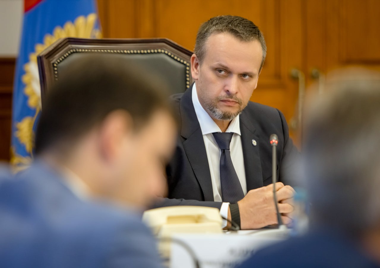 Андрей Никитин провел заседание правкомиссии по ликвидации последствий крушения самолета Ан-24 в Амурской области  Рассмотрен вопрос материальных выплат родственникам погибших пассажиров. Общая сумма выплат по каждому погибшему составит 5 млн рублей: 2 млн 25 тыс. рублей – от страховой компании АО «СОГАЗ», 2 млн рублей – помощь перевозчика, 1 млн рублей – материальная помощь региональных правительств.  Дополнительные выплаты рассматриваются в индивидуальном порядке: для людей, которые находились в служебной командировке, несовершеннолетним детям погибших и другие.  Андрей Никитин поручил руководителю Росавиации Дмитрию Ядрову взять на личный контроль вопрос для завершения всех выплат до середины сентября.   Правкомиссия также рассмотрела вопросы проведения контрольных мероприятий в отношении авиаперевозчиков, а также другие меры с целью недопущения катастроф в будущем.    Новости Правительства России