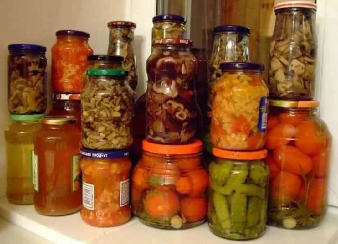 Сразу пять человек в Новой Москве попали в реанимацию с диагнозом ботулизм Сейчас они подключены к ИВЛ и за их жизнь борются врачи Сообщают что семья купила домашние овощные соленья возле метро Сразу после употребления консервов у всех началась тошнота рвота затрудненное дыхание Не исключено что число отравившихся кустарными деликатесами может быть больше  Врачи напоминают всем россиянам об опасности которую может содержать домашняя консервация Будьте осторожны не берите консервы с рук и смотрите чтобы банки не были вздуты Напомним в прошлом году вспышка ботулизма в Росси произошла из за салатов в которые торговые сети добавили консервированную фасоль содердавшую бактерии и споры бутулизма