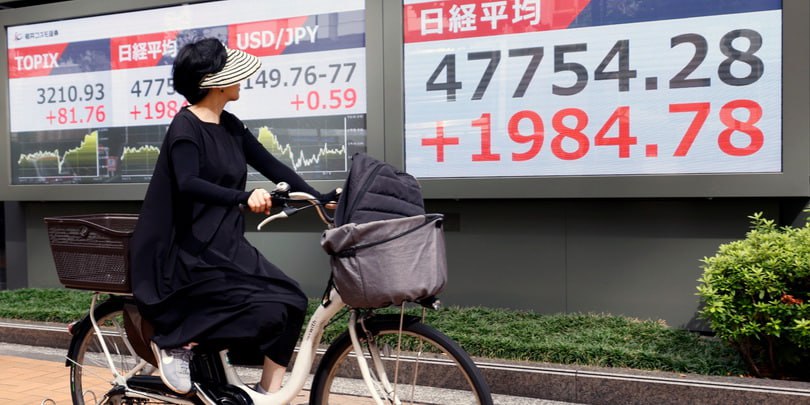 Японский индекс Nikkei 225 обновил исторический максимум в ожидании смены премьер министра На пике торгов 6 октября индикатор достиг отметки 48150 04 пункта По итогам торгов Nikkei 225 прибавил 4 75 закрывшись на уровне 47 944 76 пункта Спрос на японские акции вырос в ожидании назначения премьер министром страны новой главы правящей Либерально демократической партии Японии ЛДП Санаэ Такаити Она может стать премьер министром Японии после утверждения парламентом 15 октября Санаэ Такаити будет первой женщиной занявшей этот пост за всю историю страны ЛДП провела досрочные выборы после того как прошлый партийный руководитель и действующий премьер Сигэру Исиба подал в отставку объяснив это стремлением предотвратить раскол в партии Сигэру Исиба оставался на посту премьер министра немногим более года Победа Санаэ Такаити на выборах руководства Либерально демократической партии была неожиданной и может стать важным поворотным моментом для политики Японии и перспектив рынка полагают стратеги Societe Generale Избрание Такаити лидером правящей партии Японии воспринимается как явный позитив для рисковых активов рассказал стратег Pepperstone Group Дилин Ву Инвесторы быстро корректируют позиции чтобы справиться с возможными колебаниями валютных курсов добавил он Подробнее Японский индекс Nikkei обновил рекорд в ожидании смены премьер министра Подписаться на Сам ты инвестор