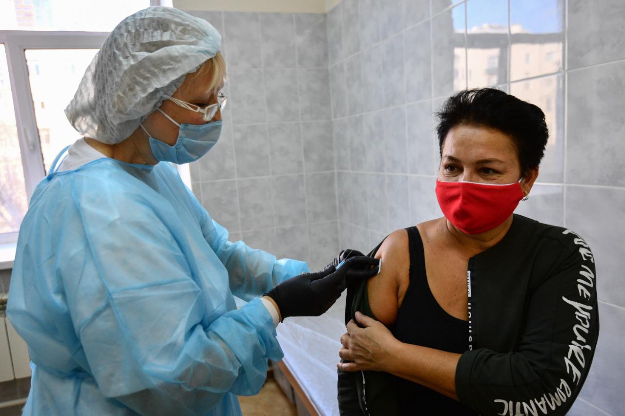 Уральцев призвали поставить прививку от клещевого энцефалита. Льготникам вакцина доступна бесплатно В медицинские учреждения региона в начале следующей недели поступит более 96 тысяч доз вакцины «Энцевир» против клещевого энцефалита. Для льготных категорий взрослых жителей она закуплена за счёт средств регионального бюджета. «Согласно Региональному календарю прививок ежегодно закупается вакцина, чтобы свердловчане старше 60 лет, ранее не делавшие прививок, могли бесплатно защитить себя от клещевого энцефалита. Ревакцинация, которую необходимо проходить один раз в три года, осуществляется за счёт личных средств граждан», – рассказал главный внештатный эпидемиолог министерства здравоохранения Свердловской области Ирек Салимов. Вакцинироваться можно в любое время года, для этого необходимо обратиться в районную поликлинику. После прививки на протяжении двух недель желательно избегать посещения лесов, полей, парков и других мест с любой растительностью. При укусе заражённого клеща в этот период прививка не сможет предотвратить развитие клещевого энцефалита, так как для формирования иммунитета требуется не менее 14 дней. Активная кампания по вакцинопрофилактике против клещевого энцефалита в Уральском регионе проводится с начала марта. Муниципальные образования, крупные предприятия и организации проявили инициативу, поддержав столь важное направление для защиты здоровья свердловчан от опасного заболевания. Благодаря этому с начала года были привиты более 1 миллиона жителей, в том числе почти 361 тысяча детей.