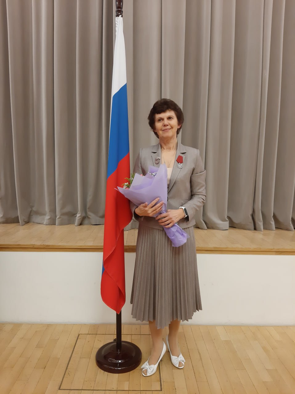 Инженер по эксплуатации оборудования реакторного цеха 1 Елена Микинян награждена медалью ордена За заслуги перед Отечеством II степени Высокую награду ей вручил генеральный директор госкорпорации Росатом Алексей Лихачев Торжественная церемония состоялась в Москве в актовом зале госкорпорации Росатом на Большой Ордынке Сюда Елену Микинян пригласили в числе лучших представителей предприятий электроэнергетического дивизиона труд которых отмечен на государственном уровне За многолетний труд она удостоена и других государственных и отраслевых наград среди которых знак Ветеран атомной энергетики и промышленности благодарственные письма генерального директора Росатома и Росэнергоатома