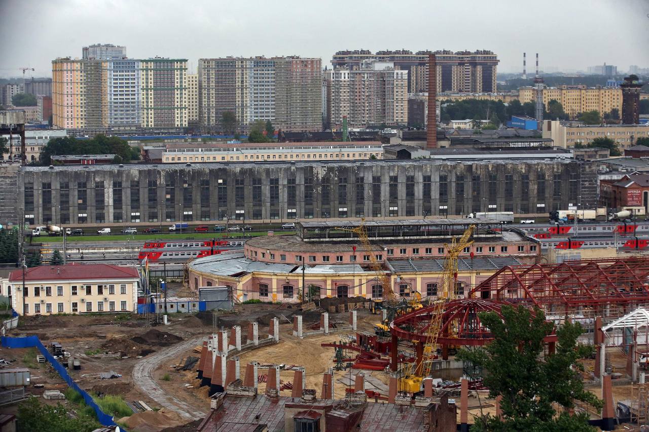 GloraX построит новую улицу недалеко от Балтийского вокзала Девелопер получил разрешение на строительство первого этапа магистрали на Киевской улице от улицы Шкапина до улицы Розенштейна в Адмиралтейском районе Петербурга Проект продления Киевской улицы предусматривает создание четырёхполосной проезжей части тротуаров освещения и инженерных сетей Вдоль участка предусмотрено озеленение и благоустройство пешеходных зон Новая магистраль соединит кварталы вблизи станции метро Балтийская и облегчит выезд на транспортные артерии южной части города Работы планируется осуществить в 2025 2026 годах Документ выдал Госстройнадзор 7 ноября 2025 года Пётр Ковалёв ДП Подписаться на ДП в Telegram MAX