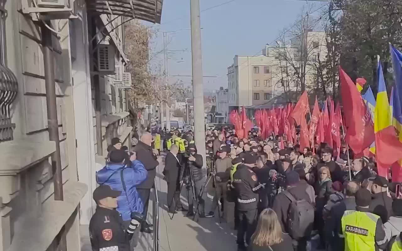 Тысячи протестующих пикетируют Центризбирком Молдовы против результатов выборов