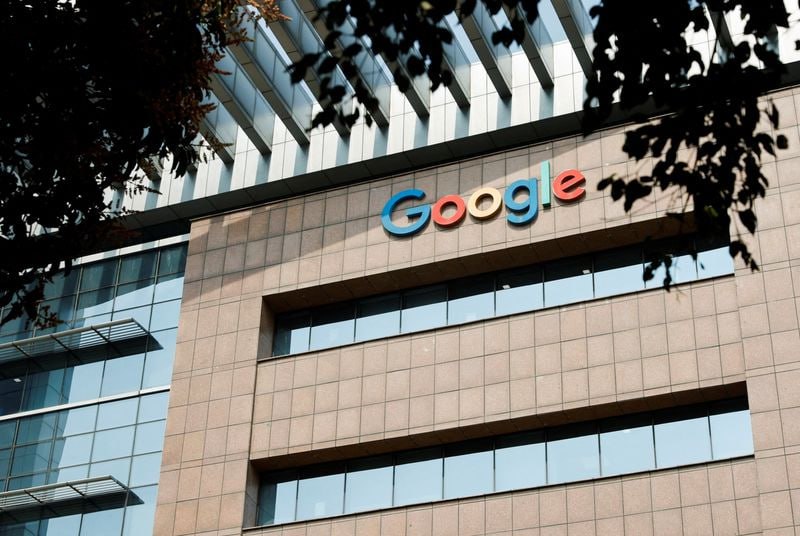 Google ставит на Индию Google планирует инвестировать около 15 миллиардов долларов в строительство крупного центра обработки данных в Южной Индии что станет самой масштабной ставкой компании в этой быстрорастущей стране Американская компания объявила о планах построить дата центр в портовом городе Вишакхапатнам который будет работать на возобновляемых источниках энергии и будет подключен к оптоволоконной сети Индийский миллиардер Гоутам Адани заявил что его компания AdaniConneX станет партнером Google в этом проекте а также к сотрудничеству присоединится Bharti Airtel второй по величине оператор мобильной связи в Индии Это крупнейшая инвестиция Google в Индию на сегодня Проект станет основой для ускоренного развития индустрии искусственного интеллекта в регионе индийское правительство штата Андхра Прадеш планирует иметь к 2029 году 6 гигаватт мощностей дата центров Google присоединяется к другим американским технологическим гигантам которые активизируют инвестиции в Индию Например Amazon намерена вложить 12 7 миллиарда долларов в облачную инфраструктуру к 2030 году а создатель ChatGPT OpenAI планирует создать дата центр мощностью 1 гигаватт в регионе Ожидается что объем инвестиций в индийский рынок дата центров превысит 100 миллиардов долларов к 2027 году По словам регионального министра технологий Нара Локеша строящийся дата центр обойдется Google более чем в 10 миллиардов долларов Он отметил что проект важен не только ради создания рабочих мест но и из за большого экономического эффекта который он вызовет в регионе Премьер министр Индии Нарендра Моди считает развитие технологий ключом к экономическому росту и выводу миллионов людей из нищеты Однако страна сталкивается с вызовами такими как ограниченность водных ресурсов и нестабильное энергоснабжение Штат Андхра Прадеш активно поддерживает технологическое развитие предлагая льготы для новых промышленных проектов Его бывший глава Нара Чандрабабу Найду прославился как визионер превративший столицу Хайдарабад в высокотехнологичный центр в котором расположены крупные кампусы Microsoft и Oracle Этот проект важный шаг к превращению Вишакхапатнама в региональный центр искусственного интеллекта и облачных технологий Подписаться Верным курсом