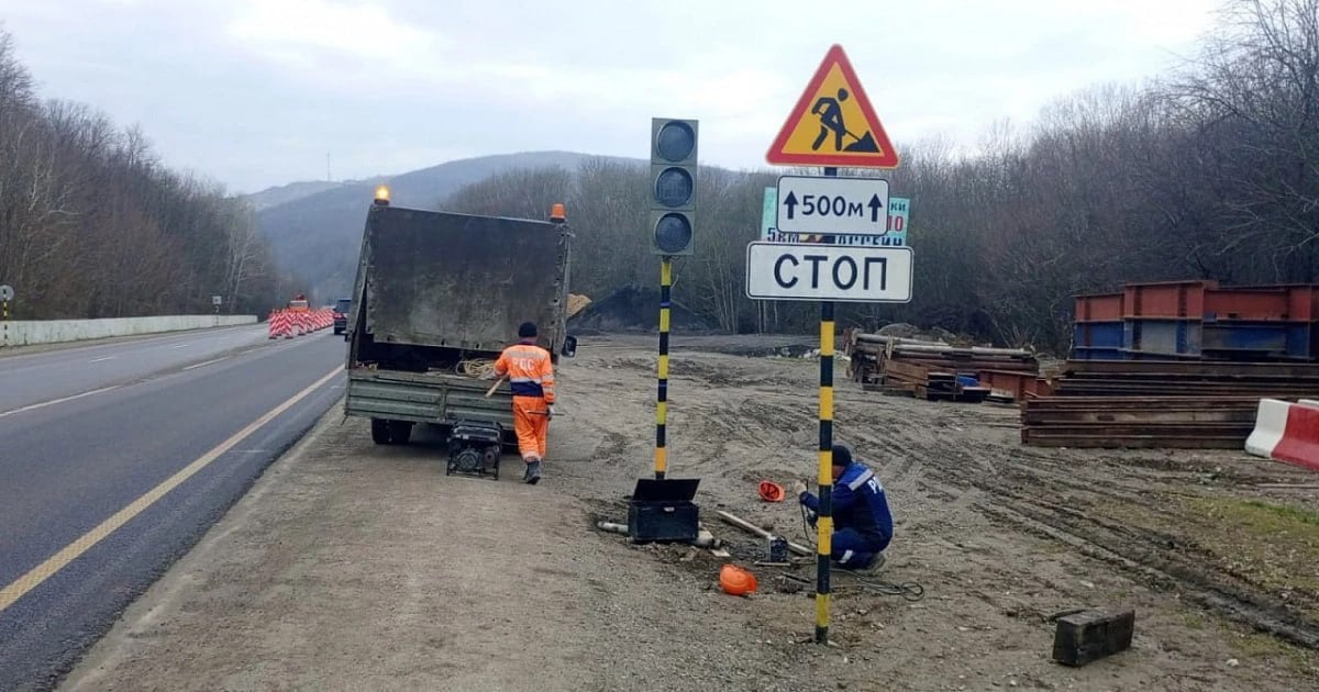 На участке трассы М-4 «Дон» под Горячим Ключом введут реверсивное движение  По данным «Автодора», схема движения изменится на 1398 км трассы М-4 «Дон», где запланировано проведение капитального ремонта моста. На участке введут реверсивное движение со светофорным регулированием. Работы завершатся к началу курортного сезона.  Фото: Автодор  УТРЕННИЙ ЮГ   Подпишись