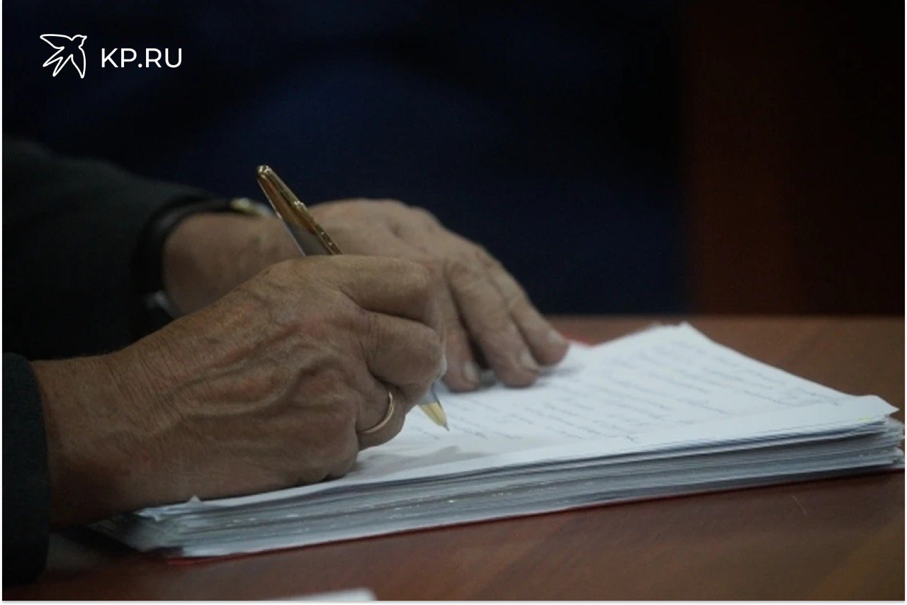 Путин наградил двух аграриев из Воронежской области Главы сельхозпредприятий Василий Шулекин и Владимир Карташов отмечены за многолетний добросовестный труд Президент России Владимир Путин наградил двух руководителей агропромышленного комплекса из Воронежской области Соответствующий указ был опубликован 28 января на официальном портале правовой информации Кто удостоен наград Василий Шулекин генеральный директор ООО Калач Агро Комплекс Награжден медалью За труды по сельскому хозяйству Владимир Карташов генеральный директор ЗАО Юдановские просторы Бобровский район Удостоен почетного звания Заслуженный работник сельского хозяйства Российской Федерации Оба бизнесмена отмечены за заслуги в области сельского хозяйства и многолетнюю добросовестную работу Напомним Воронежская область традиционно входит в число лидеров по производству зерна сахарной свеклы и другой сельскохозяйственной продукции Аграрии региона в этом году собрали 6 миллионов 108 тысяч тонн зерна при урожайности 43 3 центнера с гектара