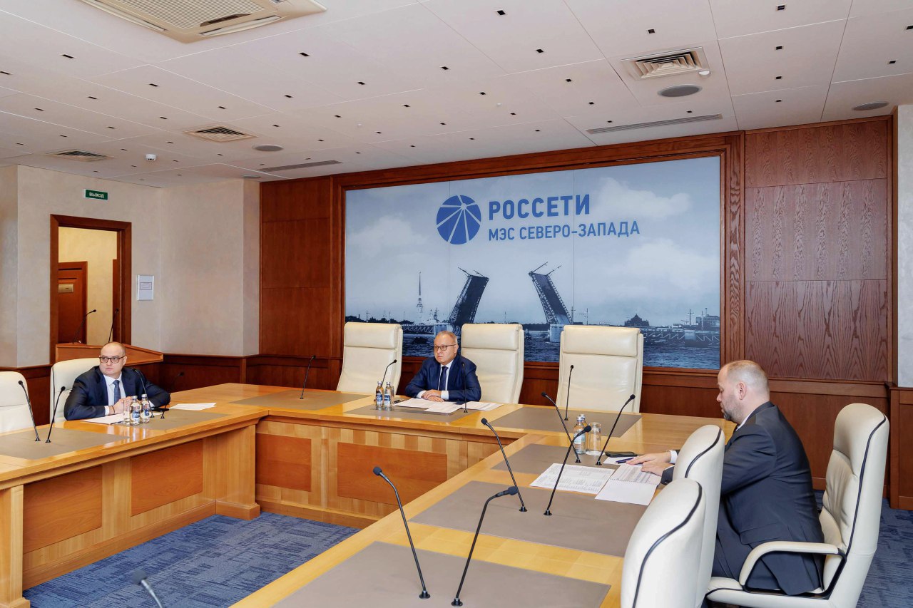 Россети подвели предварительные итоги работы магистрального сетевого комплекса в 2025 году Первый заместитель Генерального директора ПАО Россети Андрей Муров отметил стабильную работу магистрального комплекса в 2025 году В числе ключевых направлений деятельности в рамках инвестпрограммы он назвал проекты в Восточной Сибири на Юге и Дальнем Востоке Россети построили инфраструктуру для электроснабжения ряда крупных потребителей включая Албазинское золоторудное месторождение Приоритетом 2026 года Андрей Муров назвал реализацию проектов связанных с развитием Московской энергосистемы снижением рисков энергодефицита в регионах Юга России В Хабаровском крае будет завершено строительство транзита протяженностью более 440 км который свяжет Комсомольск на Амуре и Ванино Также Россети обеспечат выдачу мощности Шкотовской ТЭЦ и Партизанской ГРЭС в Приморье первого этапа Южно Якутской ТЭС Подписывайтесь на Элек ру