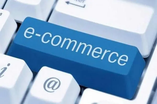 Узбекистан утвердил меры по развитию e commerce Президент Республики Узбекистан Шавкат Мирзиёев подписал постановление О мерах по созданию благоприятных условий для дальнейшего развития электронной коммерции в Республике Узбекистан Документ предусматривает меры по сокращению теневого оборота в экономике защите прав участников рынка и расширению внешнеторговых операций Согласно постановлению в период 2026 2030 годов планируется довести объём электронной коммерции в стране до 30 трлн сумов Также ожидается создание более 7 5 тысячи новых рабочих мест и реализация инвестиционных проектов на общую сумму 300 млн долларов США Дополнительно вводится единый таможенный платёж для импорта отдельных категорий товаров что должно упростить регулирование внешней торговли Одним из ключевых нововведений станет внедрение института бондовых складов в формате правового эксперимента который будет действовать с 1 июля 2026 года по 1 июля 2028 года Эта модель представляет собой новую форму свободных складов предназначенных для временного хранения товаров реализуемых через специализированные электронные торговые платформы для личного пользования физических лиц В рамках эксперимента деятельность таких складов будет лицензироваться по правилам свободных складов Реализация товаров будет осуществляться через электронные торговые платформы включённые в специальный реестр Национального агентства перспективных проектов Товары будут размещаться под таможенным режимом свободный склад и допускаться к розничной продаже физическим лицам с оформлением на основе декларации отправления При этом меры санитарного ветеринарного и иного контроля при размещении товаров применяться не будут однако ответственность за соответствие продукции требованиям законодательства возлагается на операторов бондовых складов Для резидентов Узбекистана размещение товаров на таких складах будет считаться выполнением требований по репатриации активов В то же время запрещается размещение товаров с территории страны для продажи на внутреннем рынке за исключением продукции предназначенной для экспорта Отдельным направлением постановления является развитие онлайн торговли лекарственными средствами Национальному агентству перспективных проектов совместно с Министерством здравоохранения поручено в течение трёх месяцев подготовить предложения по внедрению продажи медикаментов через интернет аптеки с использованием электронных торговых платформ Telegram Facebook Instagram LinkedIn