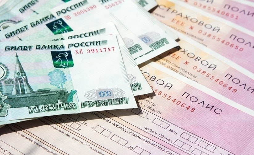 В 16 регионах цена ОСАГО оказалась выше средней по стране  Год назад таких было 13. Рост цен произошел на фоне общего снижения средней стоимости полиса. Существенным фактором, помимо уровня доходов и аварийности, стала активность мошенников. Убытки от их действий за год выросли на 20%.   В пятерку субъектов с самыми дорогими полисами  8–11 тыс. рублей  вошли Москва, Санкт-Петербург, Московская, Мурманская и Новосибирская области, которая стала единственной, кто оказался сразу в двух рейтингах — по дороговизне и уровню страховых махинаций.  Чтобы не попасть на поддельный полис, покупку нужно проверять через порталы РСА или Национальной страховой информационной системы, особенно если оформление происходит онлайн, где возможны фишинговые сайты, пояснили эксперты.  Ранее сообщалось, что власти хотят отказаться от эксперимента по проверке ОСАГО у водителей по камерам.
