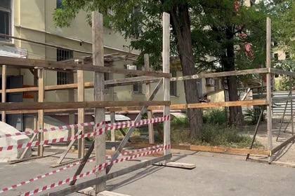 В ДНР планируют отремонтировать 489 многоэтажек и заменить 532 лифта В текущем году в Донецкой Народной Республике планируется капитальный ремонт почти 500 многоквартирных домов. Об этом сообщили в Минстрое региона. Ремонтные работы затронут 489 домов в 19 населенных пунктах, включая районы, ранее находившиеся под постоянными обстрелами вооруженных формирований Украины. Особое внимание уделят замене устаревшего оборудования: планируется заменить 532 лифта.