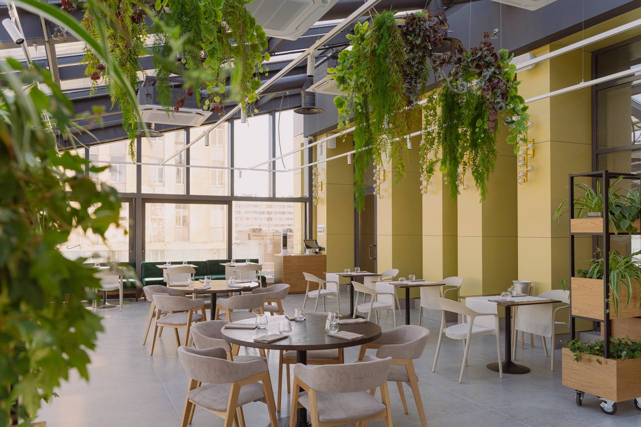 Петербург удивляет жителей и гостей города новыми ресторанными концепциями География заведений общественного питания расширяется они всё чаще открываются в спальных районах А в центре города появляются новые бары Кафе и рестораны продолжают оставаться основными резидентами на ключевых торговых коридорах Северной столицы составляя более трети всех арендаторов Директор департамента торговой недвижимости Nikoliers Юлия Кузнецова отметила что с начала 2025 года на пяти улицах в центре города Большой проспект П С Большая Конюшенная улица Невский проспект Большая Морская улица и улица Рубинштейна открыто 14 заведений общественного питания Подробнее читайте в материале ДП по ссылке luch rest Подписаться на ДП в Telegram MAX