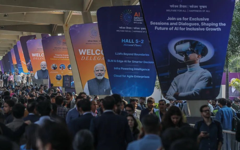 Индия организовала саммит по ИИ с участием OpenAI и Google Искусственный интеллект становится новой точкой геополитической и технологической конкуренции и Индия стремится занять в ней системное место С 16 по 20 февраля 2026 года страна проводит четырехдневный саммит ИИ с участием Сундара Пичаи Сэма Альтмана и других лидеров индустрии а также объявляет о госпфонде на 1 1 млрд и крупных сделках от Blackstone и Neysa до AMD и TCS Ставка смещается от аутсорсинга и обработки процессов к созданию ИИ продуктов инфраструктуры и собственных глобальных платформ Станет ли Индия одним из ключевых архитекторов мирового ИИ рынка и как это изменит расстановку сил в технологиях и экономике в ближайшие годы Ответы в полной версии статьи Этот анонс написан ИИ РБК Трендов