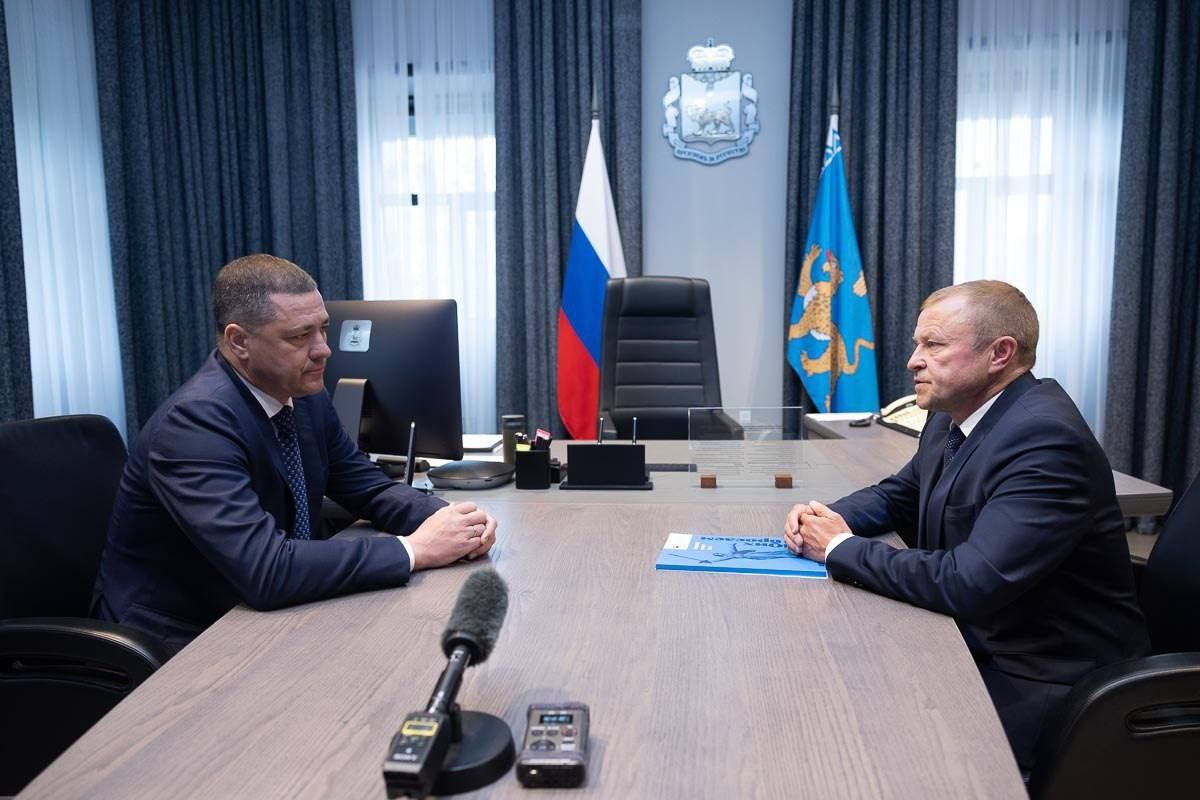 Псковская область: точки роста и новые задачи для бизнеса  Сразу после Смоленска — в Псков, где состоялась рабочая встреча с Губернатором региона Михаилом Ведерниковым. Обсудили, как региональные власти и бизнес-сообщество «ОПОРЫ РОССИИ» могут усилить поддержку малого и среднего предпринимательства, выполнение национальных целей в регионе   Псковская область показывает серьезную динамику:   бюджет региона вырос почти в 1,5 раза;  число предприятий МСП превысило 20 тысяч;  около 40 тыс. самозанятых;  вклад в ВРП региона — порядка 30%;  успешно реализован нацпроект МСП.  Безусловно, это результат системной работы команды губернатора, инфраструктуры поддержки  активно работают центры «Мой бизнес»  и участия предпринимательского сообщества — прежде всего Псковского регионального отделения «ОПОРЫ РОССИИ», где новым Председателем отделения избран Сергей Пакреев — предприниматель, ранее заместитель Председателя Отделения. Поздравляю и желаю успехов в деле защиты интересов псковского бизнеса!  Как я заметил на встрече с губернатором: между региональными властями и Псковским региональным отделением «ОПОРЫ РОССИИ» налажено конструктивное взаимодействие. Будем продолжать развивать его.
