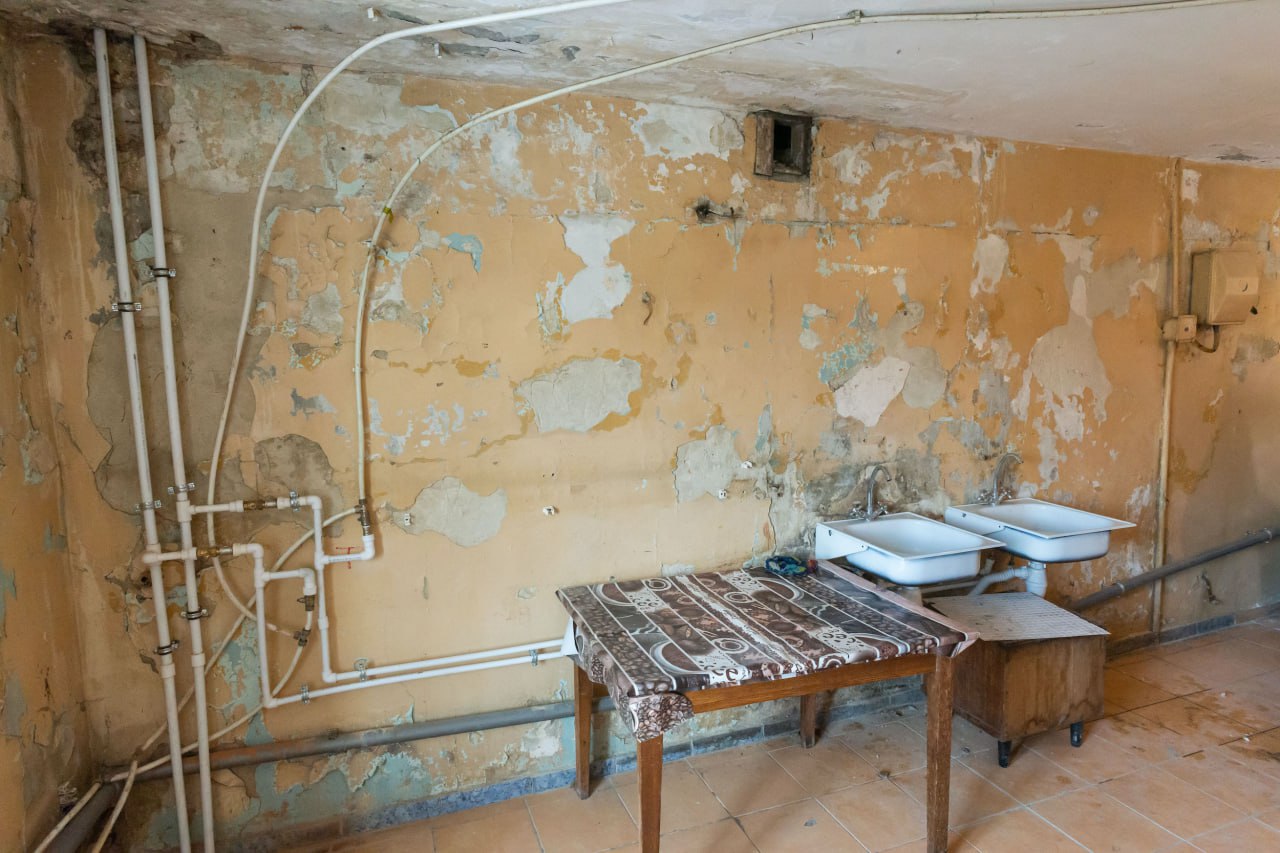 В Челябинской области расселят 20 тысяч квадратных метров аварийного жилья В 2026 году на Южном Урале вдвое увеличат областные расходы на расселение аварийного жилья Объем региональной адресной программы составит 920 миллионов Такие параметры предусмотрены в проекте регионального бюджета Эти и другие направления расходов оценил комитет регионального заксобрания по строительству и ЖКХ Минстрой продолжит работу по переселению граждан из признанного непригодным для проживания жилфонда В планах расселить порядка 20 тысяч квадратных метров непригодного жилья прокомментировал проект бюджета первый замминистра строительства региона Василий Беспалов На программу Чистая вода направят 859 миллионов почти в 2 9 раза больше чем в 2025 В целом на строительство дорожную инфраструктуру и сферу ЖКХ в главном финансовом документе региона запланировали более 70 миллиардов рублей Это 18 7 от всех расходов областной казны Подписаться на vecherchel   Голосовать за канал