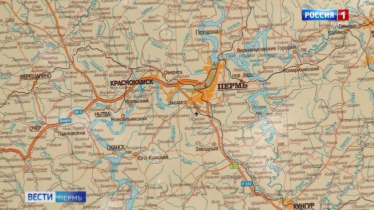 За год население Пермского края сократилось на 5,8 тысяч человек Согласно данным Пермьстата, численность жителей Прикамья продолжает снижаться. По состоянию на первый квартал 2025 года в регионе зарегистрировано 2 миллиона 489 тысяч 450 человек, что на 5 тысяч 816 меньше, чем годом ранее. Такая демографическая ситуация связана, в том числе, - с миграцией пермяков в другие страны и регионы России. Власти Прикамья ставят сокращение численности населения, отток из региона квалифицированных кадров, а также высокий уровень смертности трудоспособного населения в первую тройку проблем, которые сдерживают развитие Пермского края.