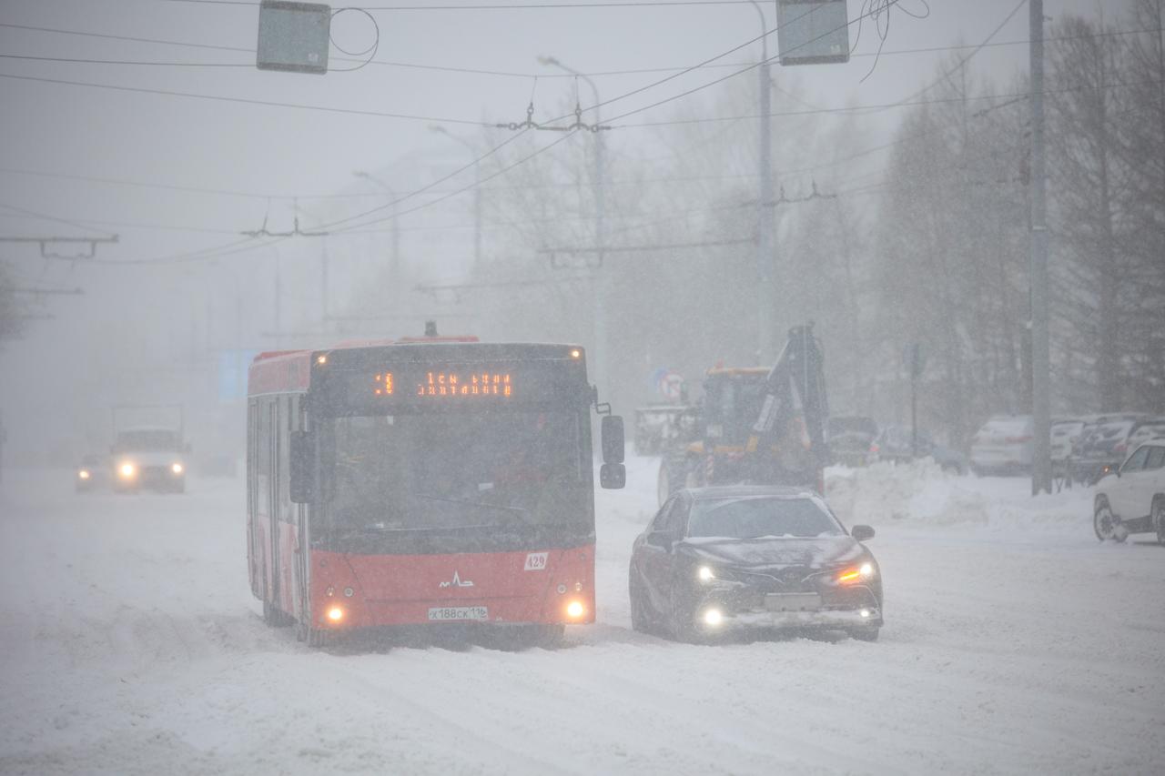Из за обильных снегопадов в Казани временно изменили движение автобусов В связи со сложной дорожной обстановкой МУП ПАТП 2 приняло решение об изменении движения следующих автобусных маршрутов 6 следуют только до остановки Давыдова без заезда в поселок Северный 18 и 30 следуют только до остановки Файзи не доезжая до конечной остановки Переулок Дуслык 36а не доезжает до остановки Новониколаевский а в направлении остановок Залесный переулок АЗС и Новая Тура автобусы движутся с пониженной скоростью временно скорректированы графики 40 не заезжают в поселок Щербаковка 93 следуют до остановки Детский сад Айгуль поворот в Шигали не заезжая на остановку Берновые Ковали KazanFirst   в бот