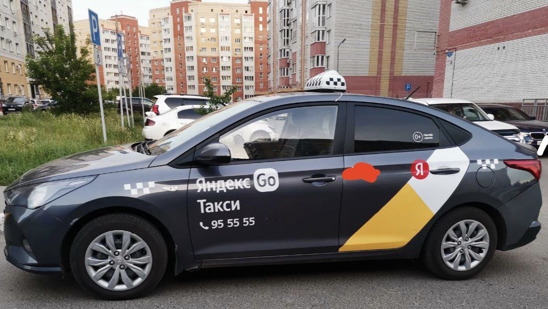 В Омске прокуратура дала положительное заключение о взыскании с ООО «Яндекс.Такси» компенсации морального вреда пассажирке, пострадавшей в ДТП Прокуратура Кировского округа г. Омска приняла участие в рассмотрении судом гражданского дела о взыскании с ООО «Яндекс.Такси» компенсации морального вреда, причиненного в результате дорожно-транспортного происшествия. В суде установлено, что в дневное время 7 сентября 2023 г. местная жительница ехала в автомобиле такси «NISSAN». При проезде перекрестка ул. Красный Путь – пер. Банковский произошло ДТП с участием автомобиля, на котором она ехала, и «SUBARU». В результате аварии истица получила телесные повреждения, повлекшие легкий вред здоровью. Несмотря на то, что в судебном заседании ООО «Яндекс.Такси» возражало против удовлетворения исковых требований, суд обоснованно определил данную организацию в качестве ответчика, поскольку услуги по перевозке осуществлялись этой фирмой путем заключения договора через мобильное приложение. С учетом заключения прокуратуры суд постановил взыскать с ООО «Яндекс.Такси» в пользу истицы 150 тыс. руб. в качестве компенсации морального вреда, а также 75 тыс. рублей – в качестве штрафа за неудовлетворение ее требований в добровольном порядке. По жалобе ответчика гражданское дело рассмотрено в апелляционном порядке, где участвующий прокурор настаивал, что взысканный размер денежной компенсации морального вреда полностью соответствовал степени физических и нравственных страданий. Судебная коллегия по гражданским делам Омского областного суда оставила решение суда первой инстанции без изменения, апелляционную жалобу ответчика – без удовлетворения.