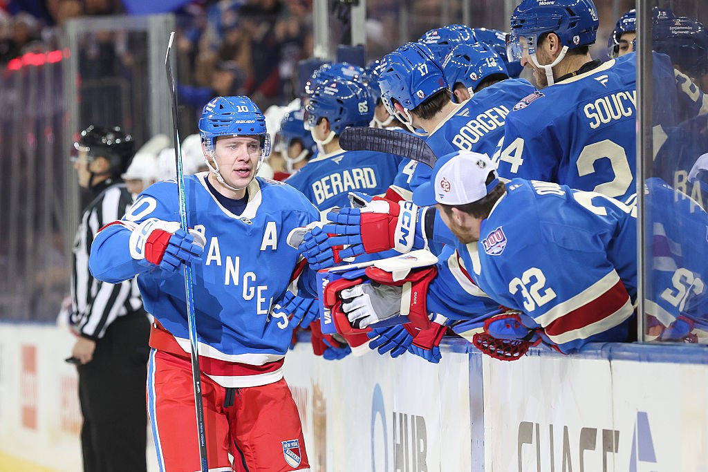 Рейнджерс по буллитам победили Филадельфию Панарин признан первой звездой матча Счёт 5 4 на счету Артемия дубль и победный буллит Теперь у него 315 голов за карьеру в НХЛ что позволило поднялся на 11 е место в списке лучших снайперов среди российских игроков обойдя Павла Дацюка 314 news matchtv Andrew Mordzynski Getty Images