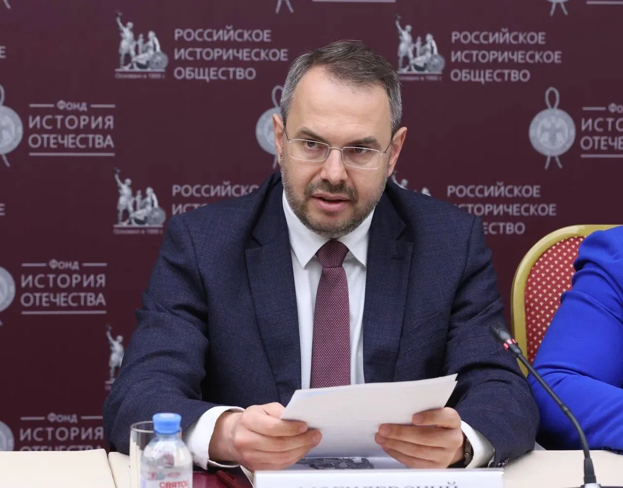 Круглый стол посвященный истории системы образования в годы Великой Отечественной войны  К участникам мероприятия обратился Сопредседатель РИО заместитель Министра науки и высшего образования РФ Константин Могилевский К 1941 году в нашей стране успешно работали 817 университетов и институтов где трудились более 50 тысяч научно педагогических работников и обучалось свыше 800 тысяч студентов Порядка 250 вузов располагались в европейской части страны и потому с первых месяцев после гитлеровского вторжения оказались под угрозой вражеской оккупации Для них война означала не только мобилизацию кадров на фронт но и необходимость сохранить саму возможность обучения студентов в условиях эвакуации разрыва привычных связей утраты материальной базы В общей сложности в тыловые регионы было перевезено 147 университетов и институтов Спешно эвакуировалось оборудование библиотечные фонды учебные материалы 57 вузов вывезли из Москвы 40 из осажденного Ленинграда  Запись трансляции мероприятия доступна по ссылке РИО в МАКС РИО в Дзен РИО в ВК