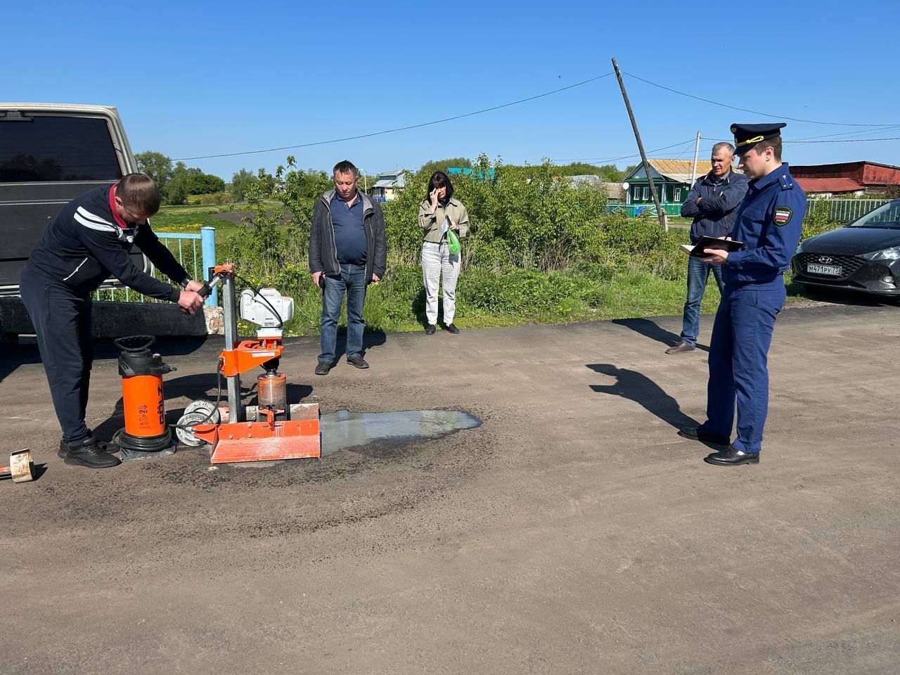 Прокуратура Цильнинского района проводит проверку исполнения законодательства, регламентирующего вопросы реализации мероприятий национальных проектов. Особое внимание уделяется вопросам соблюдения сроков и качества выполнения работ по отдельным этапам государственных и муниципальных контрактов. В частности, систематически осуществляется надзор за исполнением мероприятий национального проекта "Безопасные и качественные дороги" при проведении капитального ремонта дорожного полотна в населённых пунктах муниципального образования. По результатам проверки будут приняты меры прокурорского реагирования.