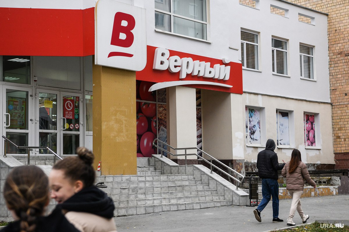 Сеть магазинов Верный может быть продана Ее основатель Андрей Рогачев ведет поиск покупателя на компанию стоимость которой оценивается в 25 35 млрд рублей Как выяснил Коммерсант ключевыми претендентами выступают крупнейшие торговые сети включая Ленту однако потенциальная сделка осложняется региональной концентрацией магазинов и низкой рентабельностью сети Верный существует с 2012 года Владелец сети Рогачев в 1999 году основал Пятерочку а в 2004 Карусель которые сейчас входят в периметр X5 Верный объединяет более 1 2 тысячи магазинов расположенных в Москве Петербурге Великом Новгороде Ярославле Калуге Екатеринбурге Владимире Туле Твери и прилегающих областях Подписаться на URA RU мы в MAX