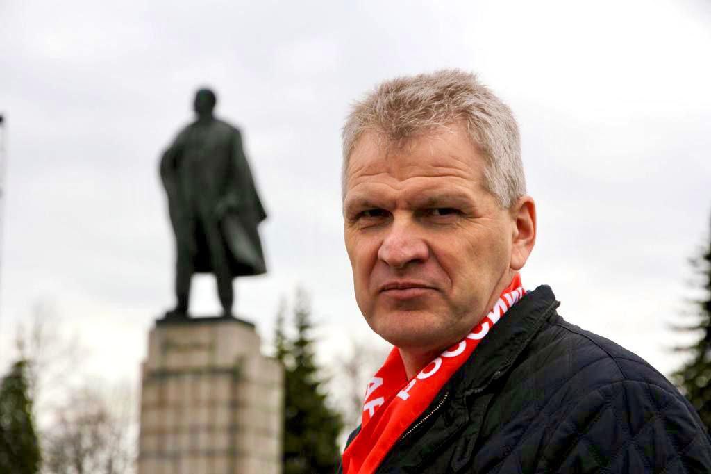 Депутат Госдумы от КПРФ Алексей Куринный перечислил некоторые предложения коммунистов которые были отклонены партией власти и её сателлитами во время обсуждения проекта бюджета и бюджетообразующих законопроектов Как указал депутат путем неголосования или голосования против были отклонены следующие поправки  о повышении МРОТ до 45 тыс руб  о замене повышения НДС и снижения планки для начисления НДС при УСН на повышение налогов на сверхбогатых граждан и финансовый капитал  об отмене послабления в части налоговой нагрузки для игорного бизнеса  об отказе от технологического сбора  об увеличении до прожиточного минимума выплат по уходу за инвалидами и пожилыми гражданами  об увеличении средств на обеспечение жильем военных пенсионеров детей сирот молодых семей  на увеличение субсидий для переселения граждан из районов Севера  на введение федеральной компенсации кешбека за путевки в детские оздоровительные лагеря  на введение горячего питания для всех школьников не только начальной школы  на обеспечение бесплатными лекарствами больных сердечно сосудистыми заболеваниями и сахарным диабетом Источник