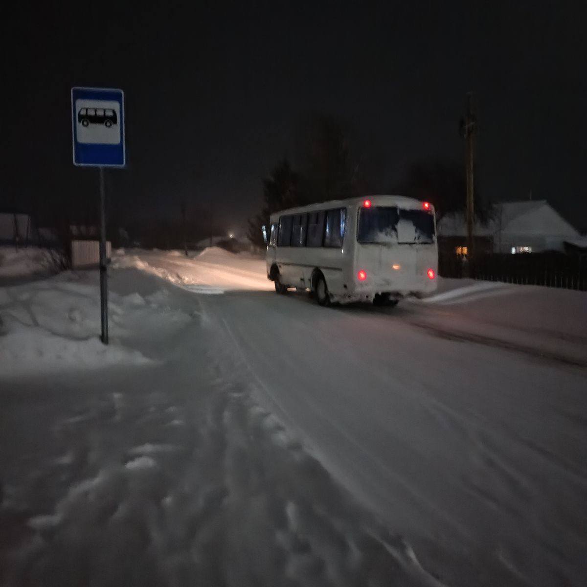 Водители хабаровских автобусов уходят в курьеры     Перевозчики из Хабаровска рассказали, что сейчас на предприятиях дефицит кадров. Для некоторых водителей готовят обучения в автошколе, а в итоге некоторые даже не приходят на занятия.    Если водители все-таки получают права соответствующей категории, то в последствии становятся курьерами или дальнобойщиками. Страдают от происходящего пассажиры, которых возить на автобусах некому.  Может стоит увеличить зарплату?