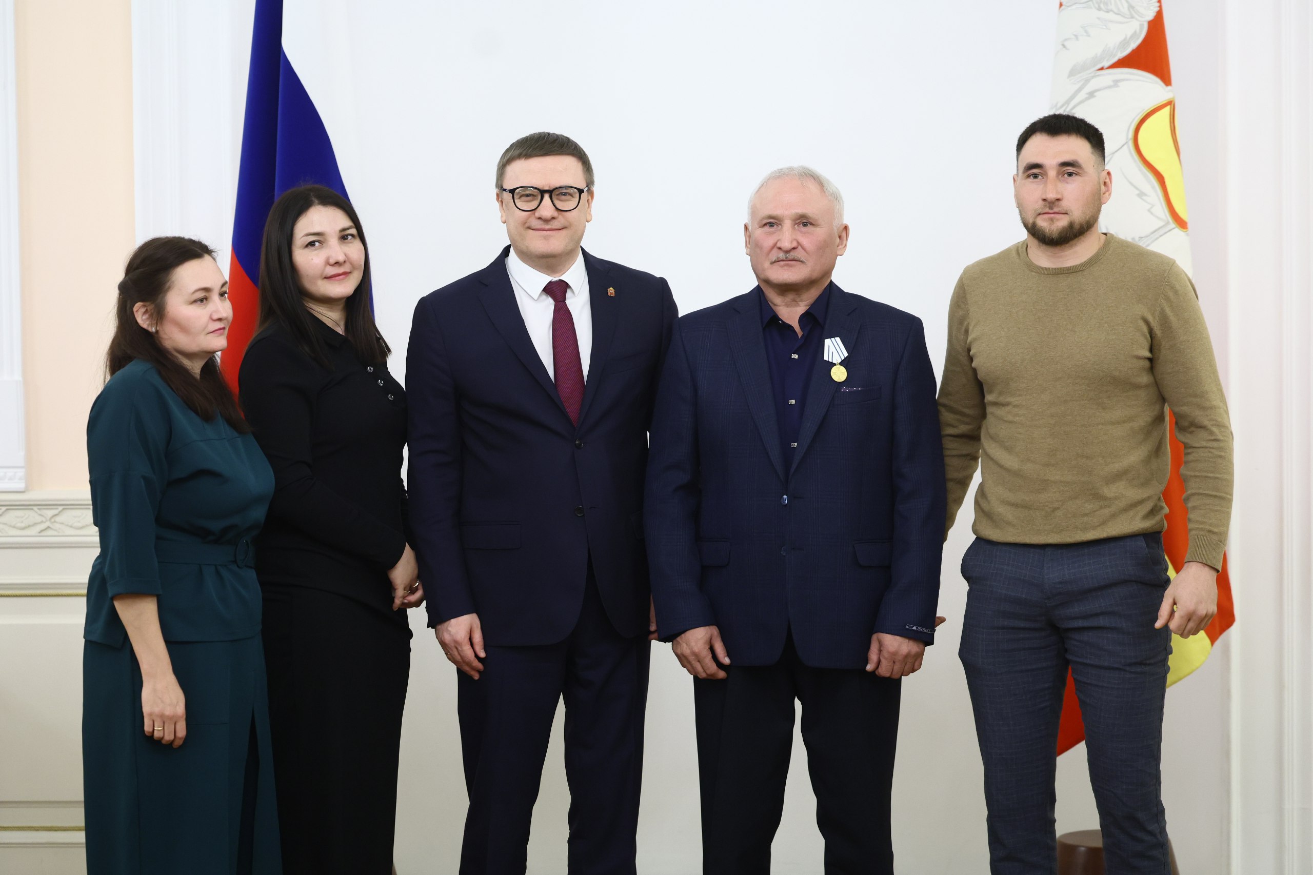 Отца одиночку и дедушку девятерых внуков наградили медалью ордена Родительская слава в Челябинске   gubernia74 ru articles society 1136565 Губернатор Челябинской области Алексей Текслер вручил государственные и региональные награды южноуральцам В торжественной обстановке были отмечены заслуги представителей промышленности медицины образования культуры и социальной сферы региона Самым трогательным моментом церемонии стало награждение Фларита Абдуллина медалью ордена Родительская слава Эта высокая награда присуждена Флариту Кинжабаевичу по указу президента за достойное воспитание четверых детей которых он вырастил в одиночку Все дети выросли достойными людьми дочь работает в здравоохранении сын в строительстве А сейчас южноуралец помогает воспитывать девятерых внуков подчеркнул Алексей Текслер   t me chgub