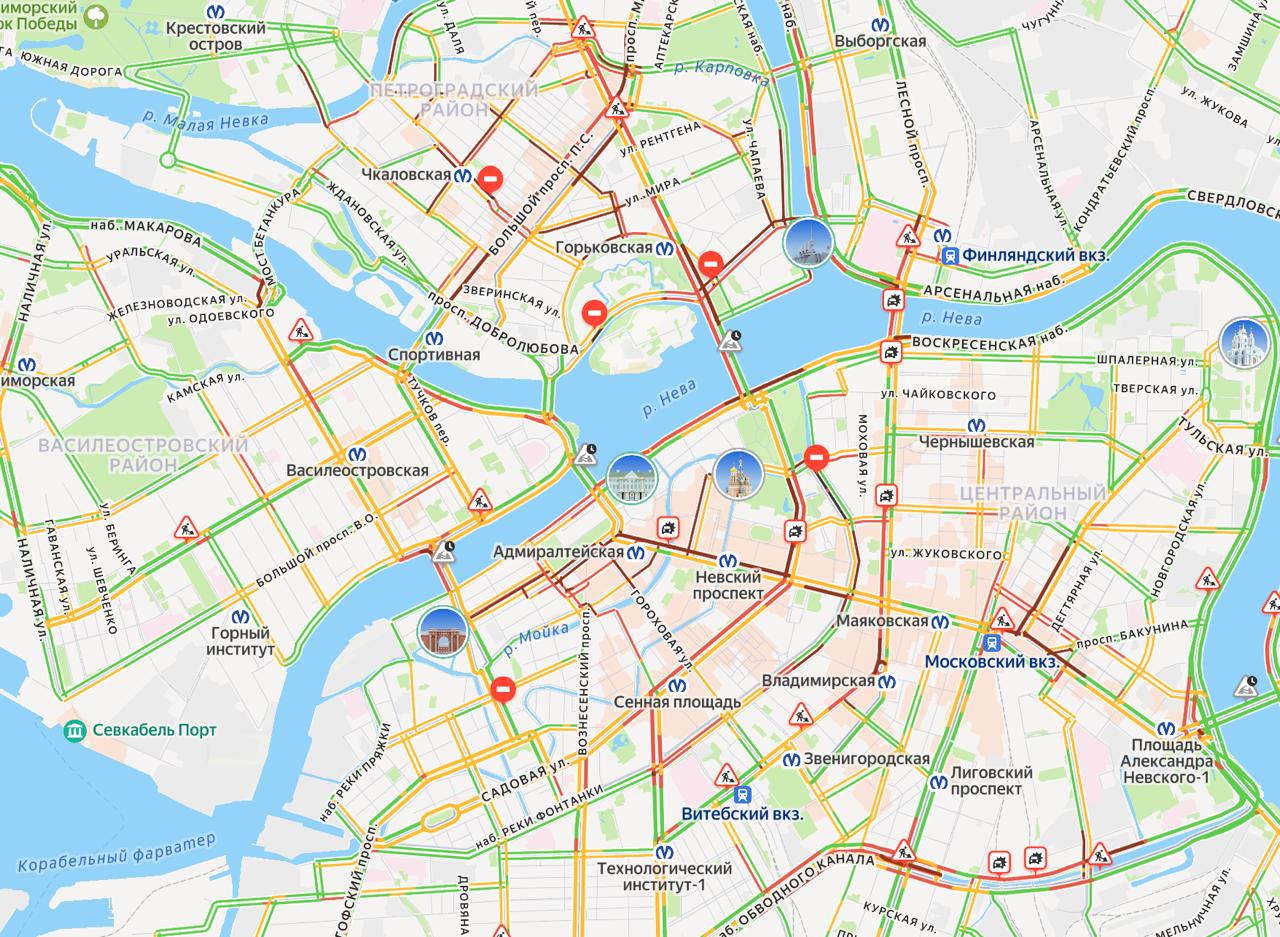 Центр города в пробках На Невском проспекте в сторону Дворцовой площади на Дворцовой набережной и на соседних улицах центра багровые заторы Общий балл по городу тоже выше обычного для этого времени сейчас по данным Яндекс Карт он достиг пяти У Биржевого моста как с Петроградской стороны так и на Васильевском острове закрыты парковки а на самом мосту дежурит ОМОН передает корреспондент Бумаги У Дворцового моста по громкоговорителям передают звук метронома На Дворцовой площади позавчера прошла акция во время которой из людей составили огромный флаг России Акция была приурочена ко дню рождения Владимира Путина который он отмечает сегодня 7 октября Фото скриншот Яндекс Карт Подписывайтесь на Бумагу и предлагайте новости