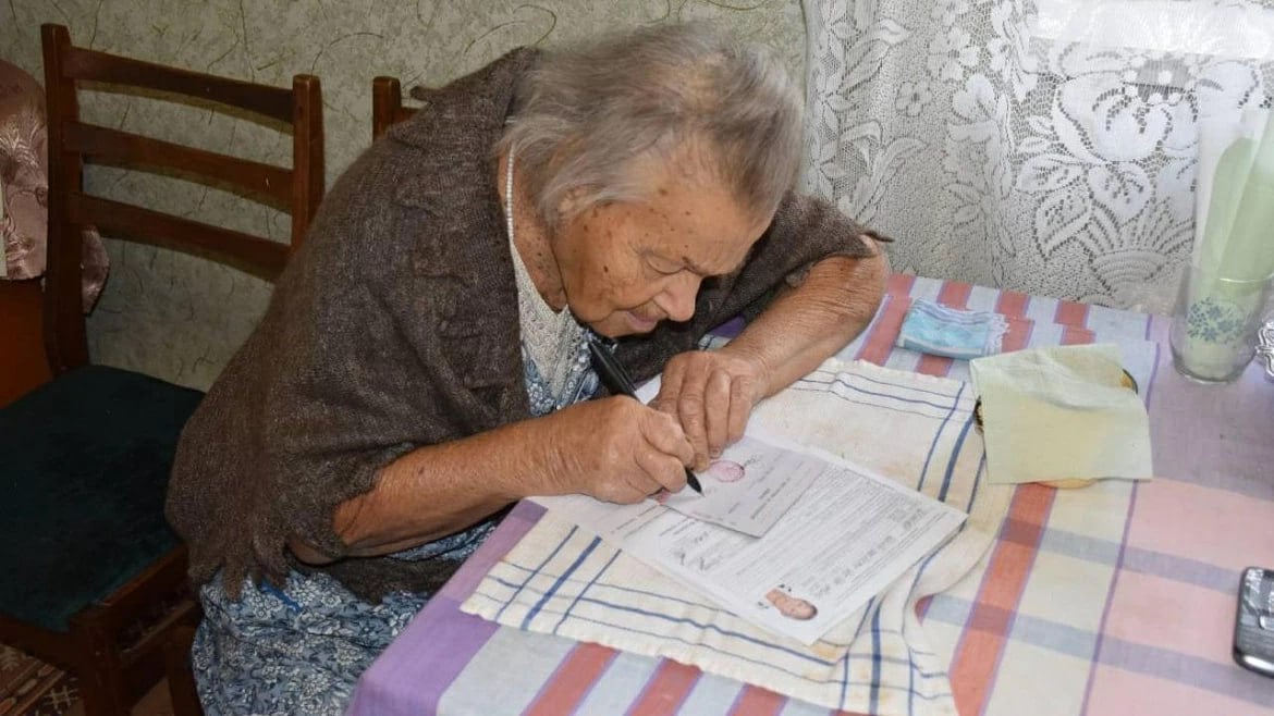 Жителям ДНР старше 80 лет и инвалидам I группы назначат надбавки за уход к пенсиям   Теперь все граждане, принадлежащие к этим двум категориям, ежемесячно автоматически будут получать к пенсии доплату в размере 1200 рублей.  До 31 декабря 2024 года выплаты в размере 1200 руб. получают люди, которые ухаживают за инвалидами I группы или пенсионерами, достигшими возраста 80 лет.   С 1 января 2025 года соцфонд автоматически назначит надбавки в размере 1200 руб. к пенсиям всех граждан с инвалидностью I группы и людей старше 80 лет.  Самим пенсионерам никуда обращаться для этого не потребуется. Предоставлять сведения о человеке, который ухаживает за таким пенсионером, не нужно.  Аналогичным образом будет преобразована выплата в размере 1200 руб. по уходу за инвалидом с детства I группы  за исключением родителей и попечителей, осуществляющих уход за инвалидами с детства I группы .   Ваши новости   ПОДПИСАТЬСЯ на ЮНИОН