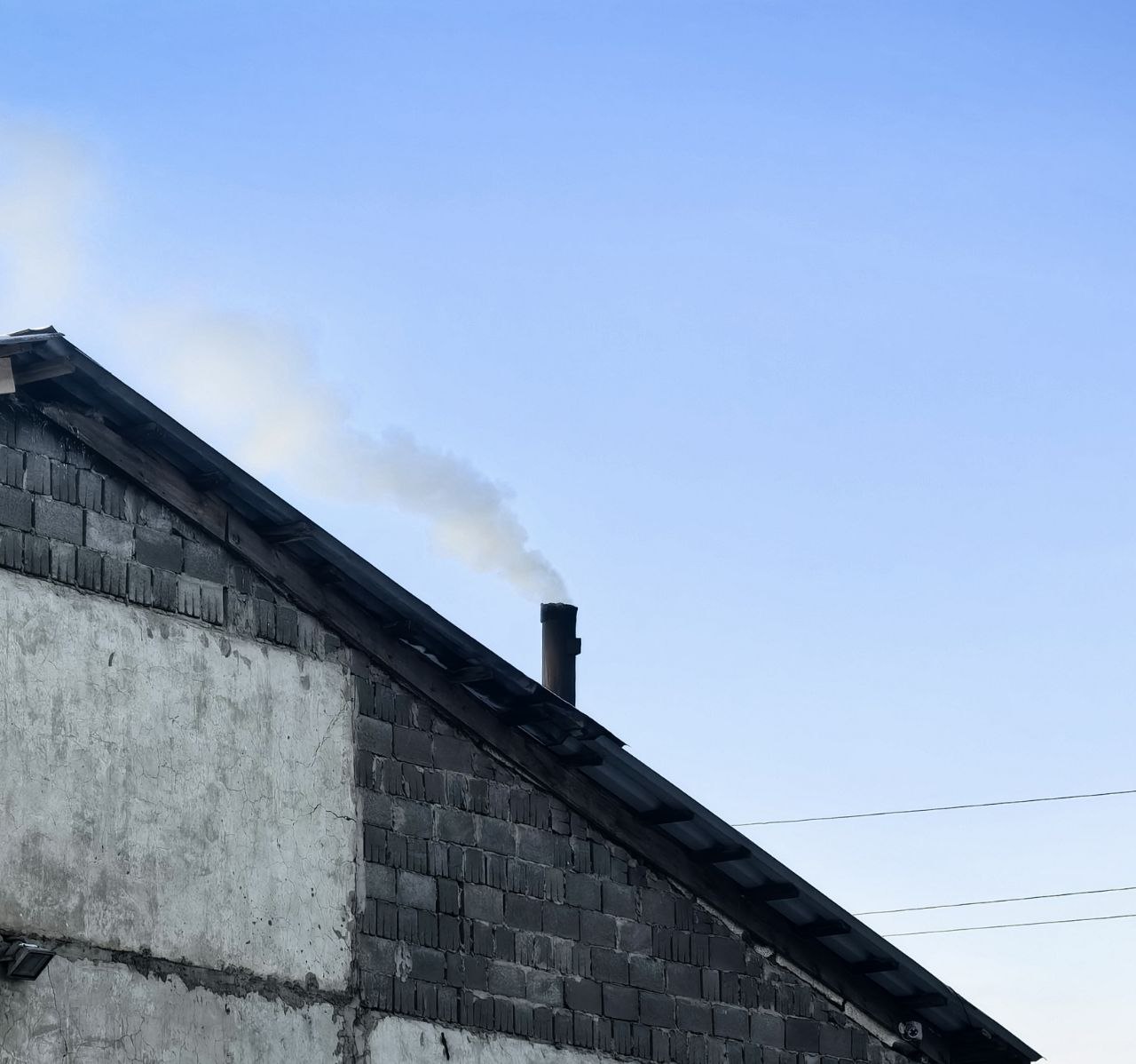 ЭКОБОТ ecobot 75 bot СООБЩИ О НЕВЫВОЗЕ ТКО И ЗАГРЯЗНЕНИИ ВОЗДУХА Забайкальский экоцентр выбросы в атмосферу должны быть под контролем Ранее мы рассказывали об услугах которые оказывает экологический центр и документах важных для предприятий в вопросе экологии И сегодня речь пойдёт о предельно допустимых выбросах ПДВ ПДВ это разрешённое количество вредных веществ которое предприятие может выбрасывать в воздух через свои трубы или другие источники чтобы не вредить людям и природе В соответствии с Федеральным законом от 04 05 1999 г 96 ФЗ все организации имеющие стационарные источники выбросов в атмосферу должны провести инвентаризацию выбросов и разработать проект ПДВ Инвентаризация выбросов это проверка всех источников загрязнения воздуха на предприятии и подсчёт того сколько вредных веществ они выбрасывают Если предприятие не знает как заниматься данным документом то ГБУ Забайкальский краевой экологический центр может помочь Срок действия проекта нормативов ПДВ приравнен к сроку действия инвентаризации источников выбросов в атмосферу и равен 7 лет при условии неизменности технологического процесса Минприроды эконадзор экобот