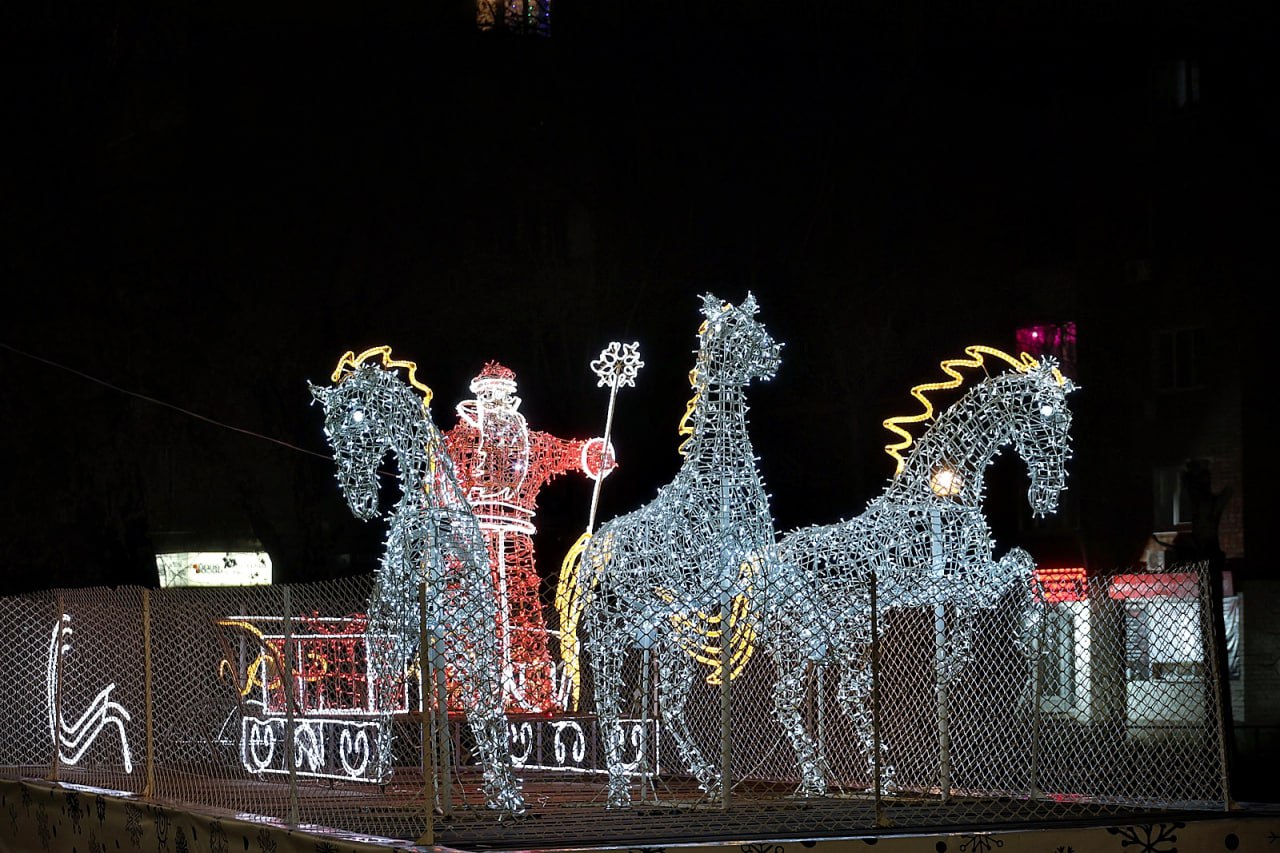В Самаре зальют более 100 катков В областной столице центральные улицы скверы и аллеи уже украсили более 1700 световых конструкций включая декоративные подсветки и консоли сообщают в мэрии Основные работы по установке украшений уже выполнены Теперь профильные компании ждут устойчивых морозов чтобы залить более 100 ледовых площадок Администрация Самары   Подпишись на truekpru63 Мы в MAX