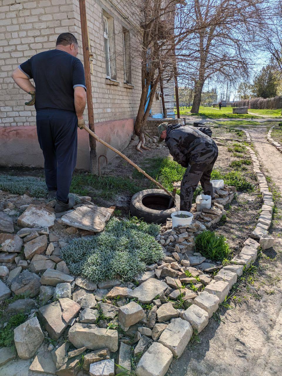 Ульяновские ремонтники устранили засоры в канализационных системах Лутугинского муниципального округа Ремонтно-восстановительная бригада Ульяновского областного водоканала провела плановые работы на канализационных сетях в Фабричном и Роскошном Лутугинского муниципального округа. Ранее здесь выявили многочисленные засоры, которые мешали нормальному функционированию системы. -В Фабричном и Роскошном устранили засоры, которые препятствовали отводу сточных вод. Их мы выявили в ходе ранее проведенного обследования систем. Специалисты при помощи специального оборудования извлекли из труб скопления мусора, которые создавали затор. Затем промыли и протестировали - нормальная работоспособность восстановлена в полом объеме, - рассказали представители Ульяновского областного водоканала.