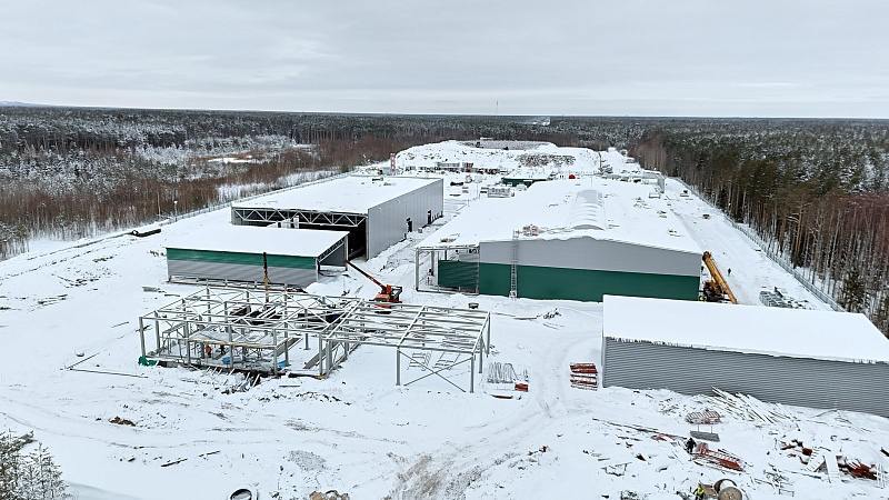 В Архангельской области завершается строительство первого мусоросортировочного комплекса  В Котласском округе Архангельской области подходит к завершению строительство первого мусоросортировочного комплекса  МСК , который станет ключевым объектом системы управления отходами на юге региона. Ввод в эксплуатацию намечен на июль 2025 года.  МСК рассчитан на первичную обработку 70 тысяч тонн твёрдых коммунальных отходов в год. Можно будет сортировать металл, стекло, макулатуру и полимерные материалы, чтобы направлять их в дальнейшую переработку и снижать нагрузку на полигоны.  С вводом комплекса в округе появятся синие контейнеры для раздельного сбора мусора. В настоящее время более 1,6 тысяч таких контейнеров уже установлены в Архангельске, Северодвинске, Новодвинске и Приморском округе. В 2024 году на Архангельском МСК было отсортировано 28 тыс. тонн отходов, из которых 10% отправили на переработку в другие регионы.  К 2025 году, в рамках федерального проекта «Экономика замкнутого цикла», доля сортировки отходов в Поморье должна составить 22,3%  в 2024 году – 10,2% .  Власти Архангельской области намерены продолжить развитие инфраструктуры. В частности, контракты на строительство подобных комплексов в Няндомском и Холмогорском округах хотят заключить до конца года. Также в процессе подготовки проекты рекультивации полигонов в Архангельске, Северодвинске и Новодвинске. В 2026 году запланирована реконструкция мусорного полигона в Коряжме.   -Запад