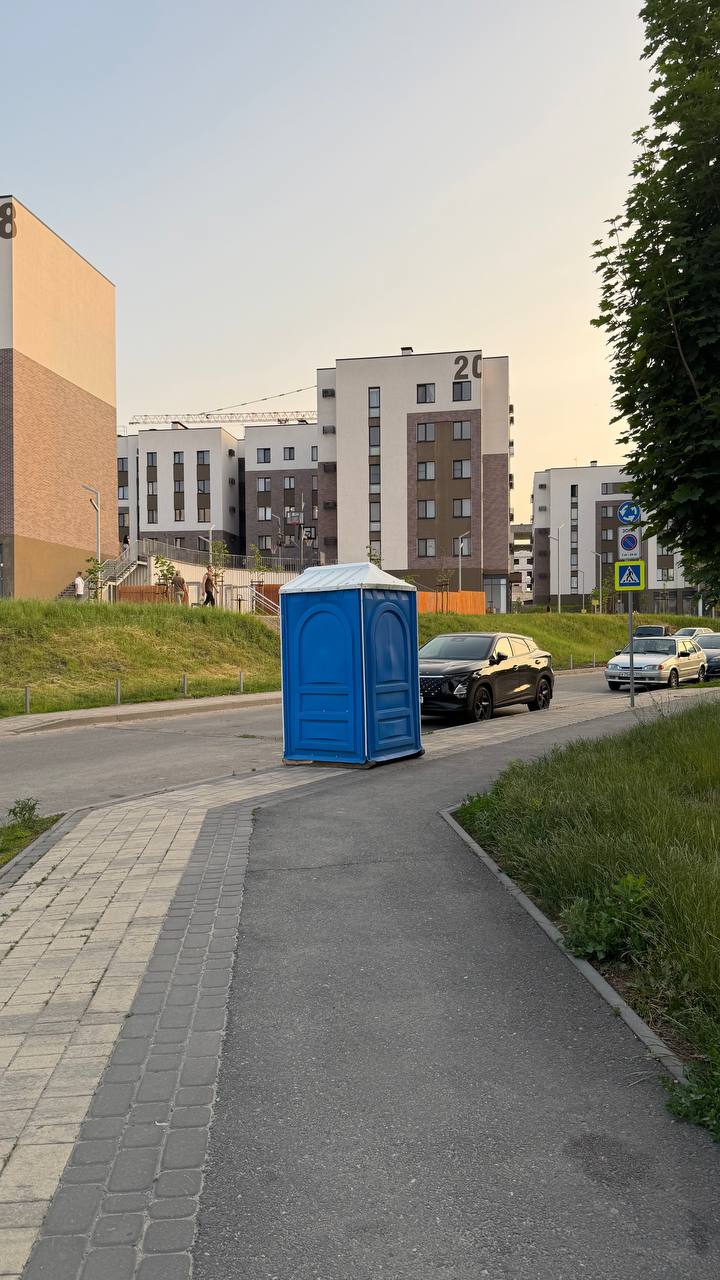 В «Новой жизни» проблему с водой решили установкой уличного туалета Жители столкнулись с перебоями в водоснабжении. Из-за отсутствия воды нельзя было даже воспользоваться туалетом. Проблему временно решили, установив на улице биотуалет. Главная причина задержек в ремонте — водопроводные сети не переданы на баланс «Белоблводоканала». Устранить аварию планируют в начале июля. А до этого всем жильцам в один туалет ходить?