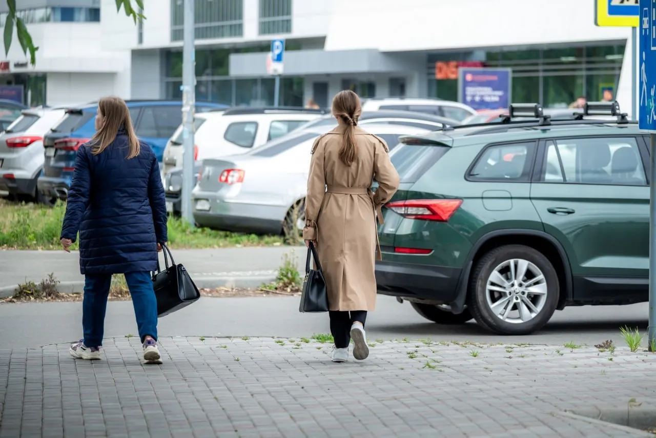 Вечёрка Фиксированный штраф за неоплату парковки установили в Челябинске В Челябинской области урегулировали вопрос с санкциями за нарушение правил пользования платными парковками За уклонение от оплаты места на стоянке введут фиксированный штраф Поправки в региональный закон об административных правонарушениях одобрили на заседании Заксобрания 23 апреля Для автомобилистов не оплативших парковку штраф составит 2000 рублей для юридических лиц 5000 рублей При повторном нарушении в течение года размер взыскания повысится водителям придется заплатить 5000 рублей юрлицам 10000 тысяч рублей Административная ответственность предусмотрена с учетом того что факт нарушения будет фиксировать автоматический комплекс Читайте Вечерку там где удобно Дзен ВКонтакте Одноклассники подробнее на канале Вечёрка