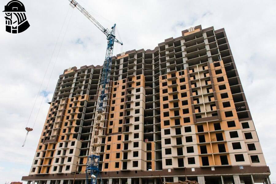 Строительный сектор сбавляет обороты количество регистраций новых компаний упало на 7 5 В городах миллионниках и окрестностях падение за первые 7 месяцев достигло 15 составив 12 8 тыс регистраций Москва 30 6 Санкт Петербург 12 и Краснодарский край 15 показали значительное снижение Падение спроса и рост себестоимости привели к снижению прибыли девелоперов у А101 на 16 Эталон показал рост убытка в 6 раз а ЛСР зафиксировала убыток в 2 5 млрд рублей Прибыль у ПИК и Самолета также снизилась Продажи строящегося жилья упали на 26 инвестиции в коммерческую недвижимость на 28