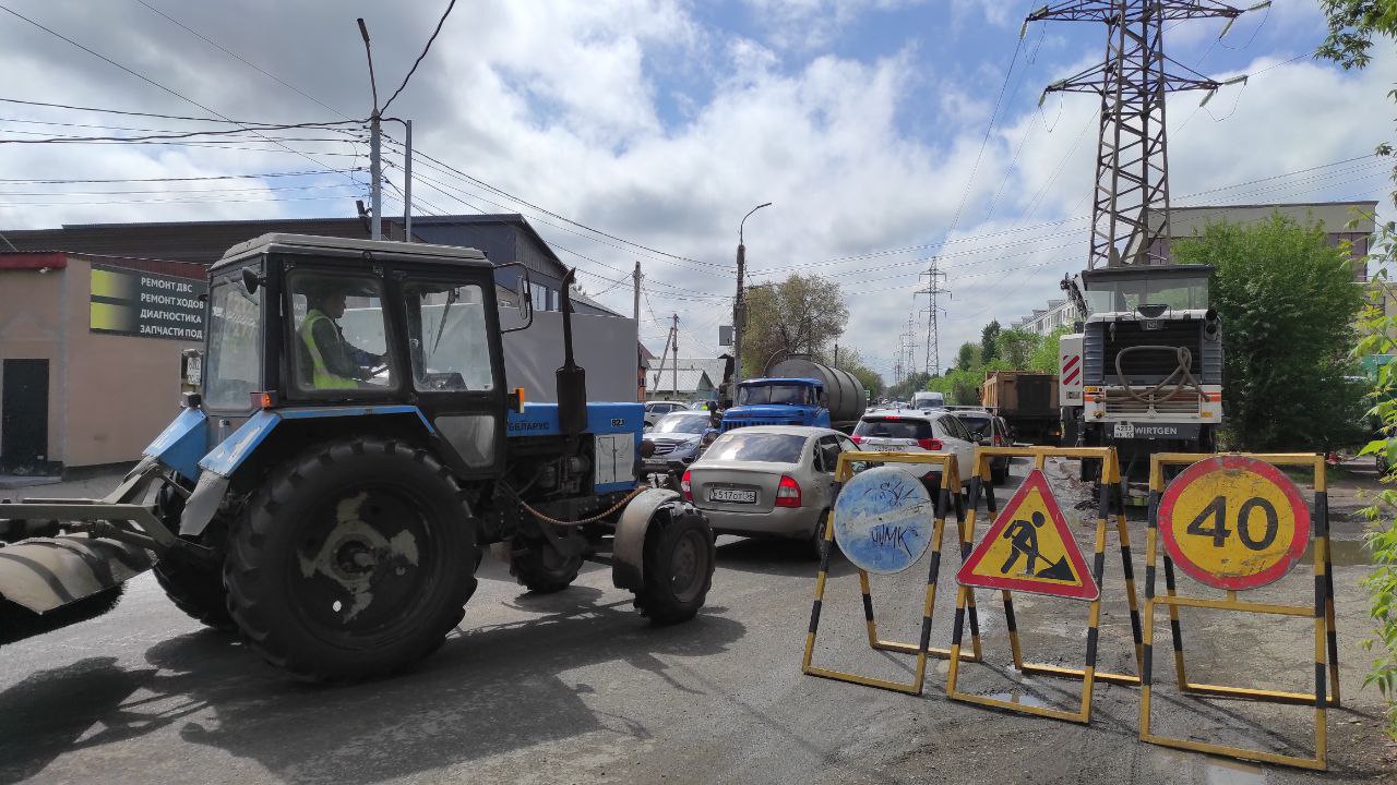 В Оренбурге стартовал долгожданный ремонт Полтавской В выходные на участке от Минской до Немовской сняли старые дорожное полотно и тротуар и подготовили основание для укладки нового покрытия. Работы проводит «Орьтехцентр». В дальнейшем также планируется обустроить парковки и заездные карманы. Дорога на Полтавской не раз становилась предметом обращения в редакцию UTV. Оренбуржье